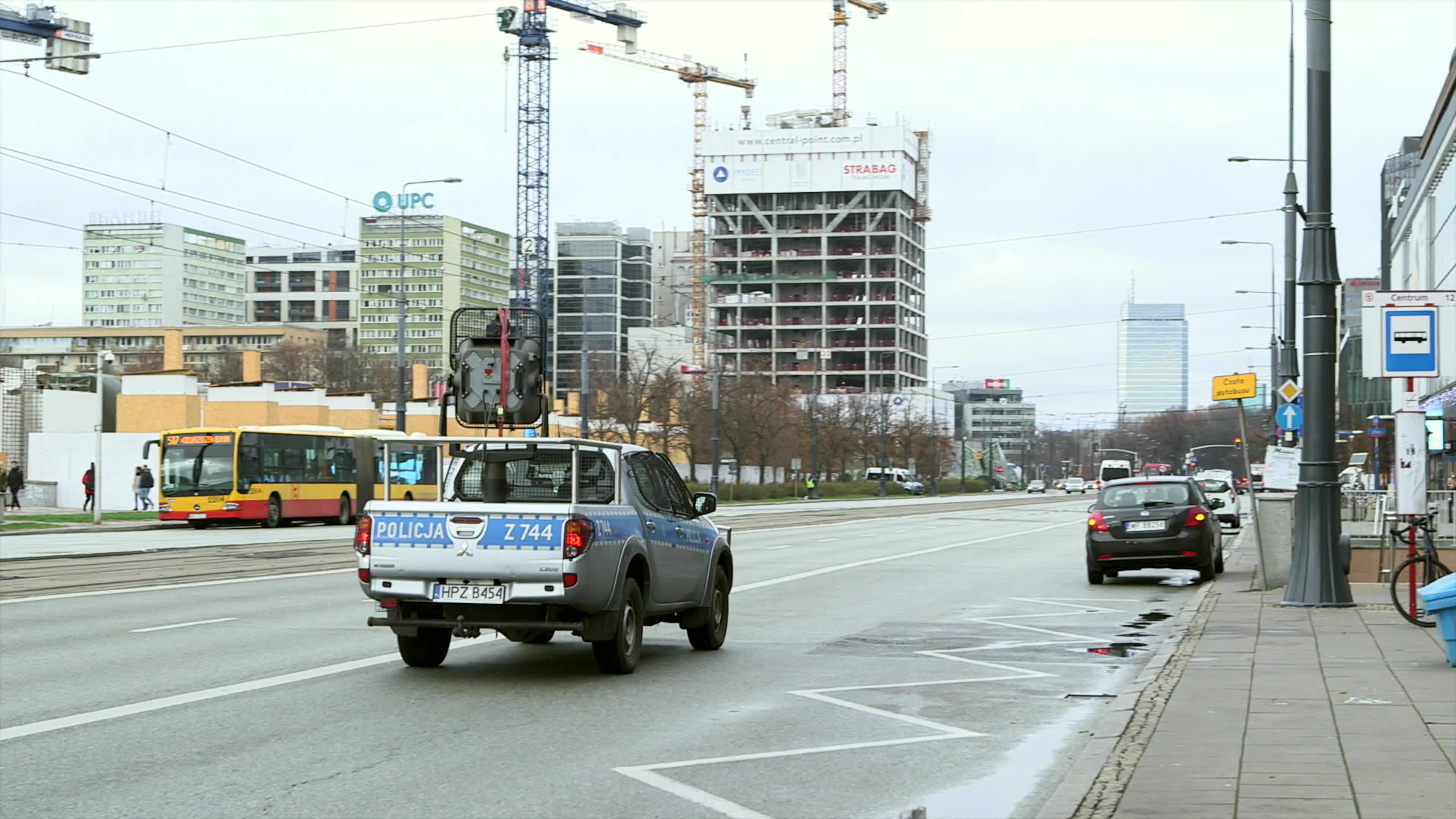Shopping malls reopen in Poland