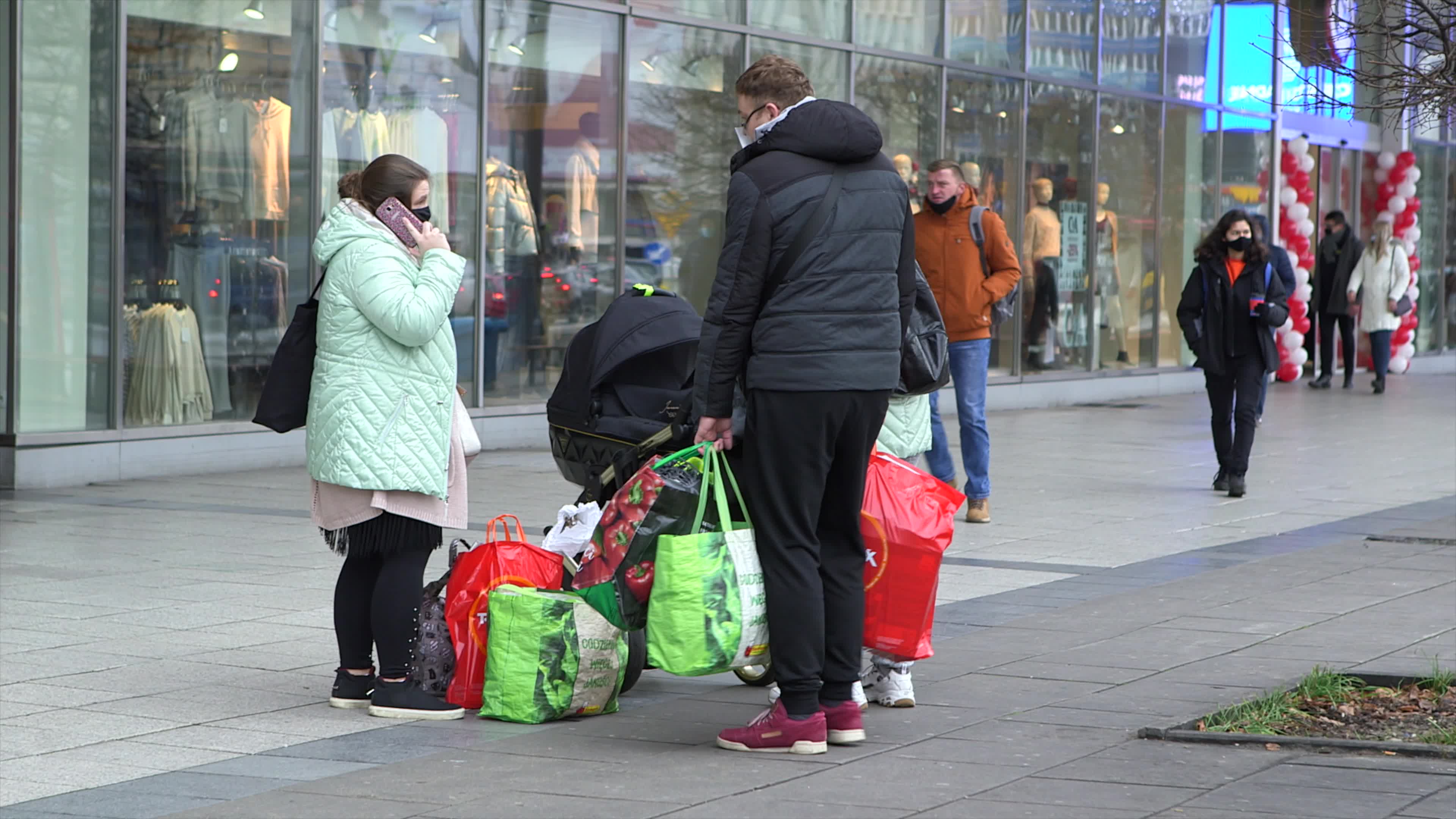 Shopping malls reopen in Poland