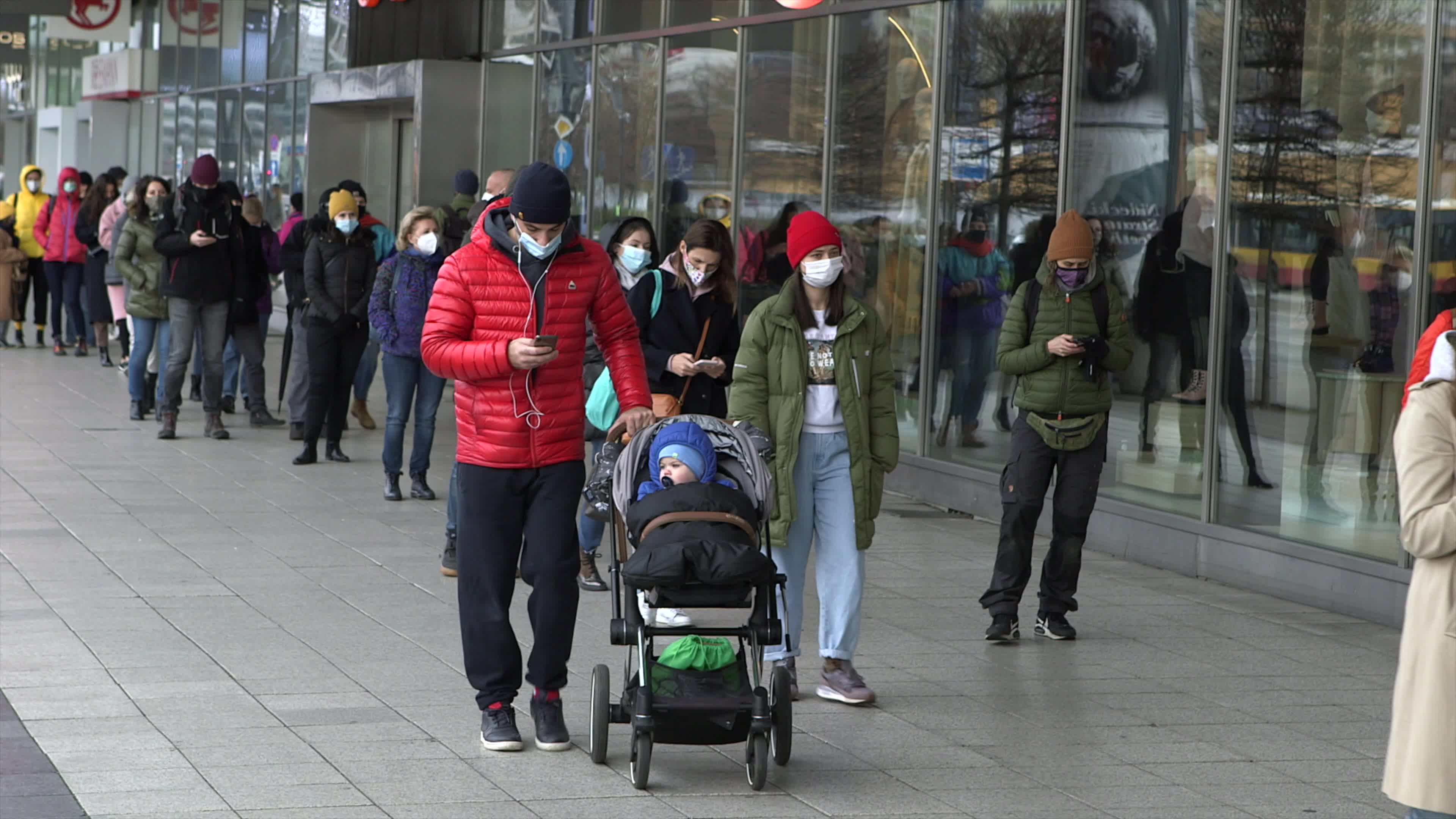 Shopping malls reopen in Poland