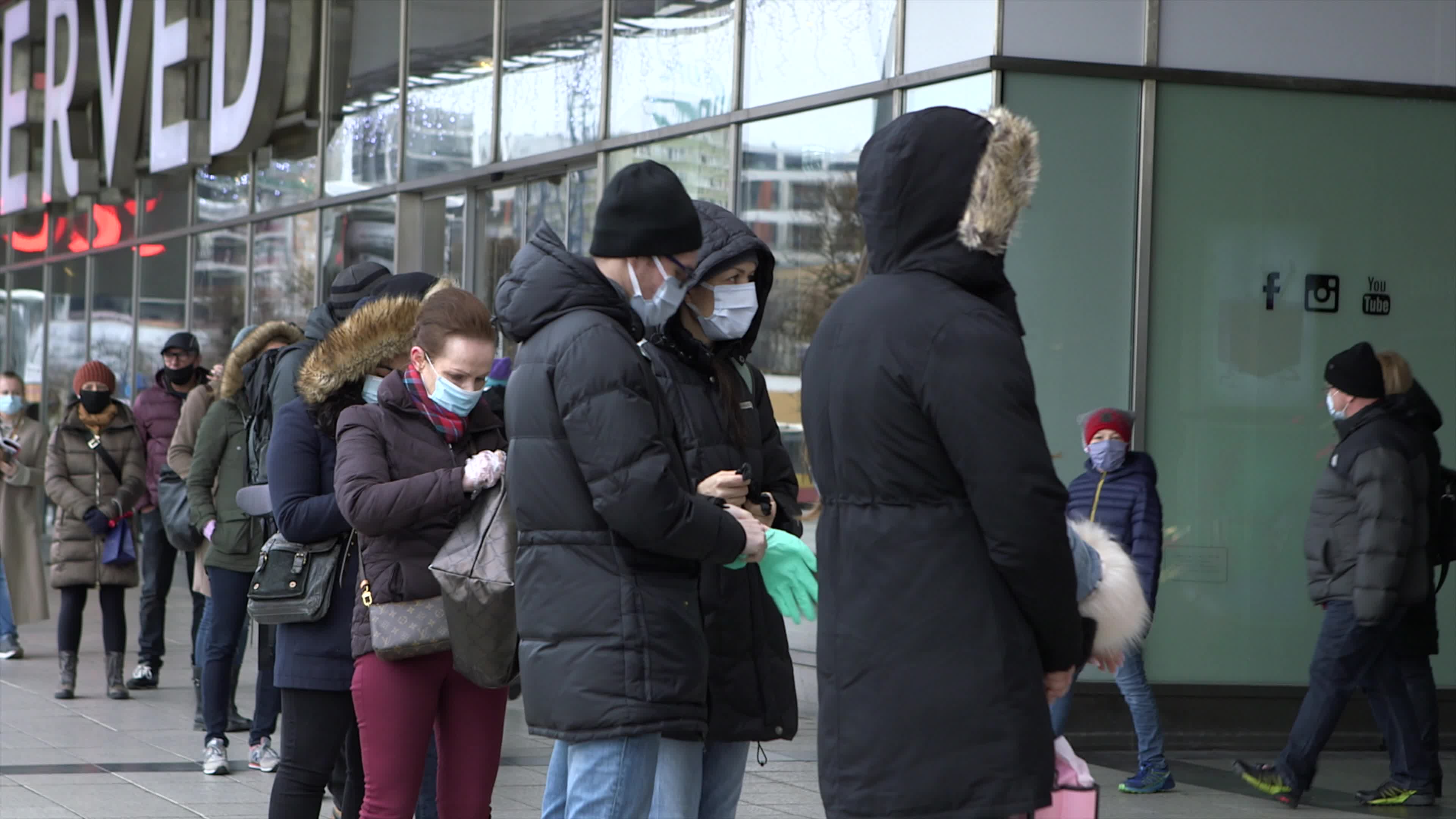 Shopping malls reopen in Poland