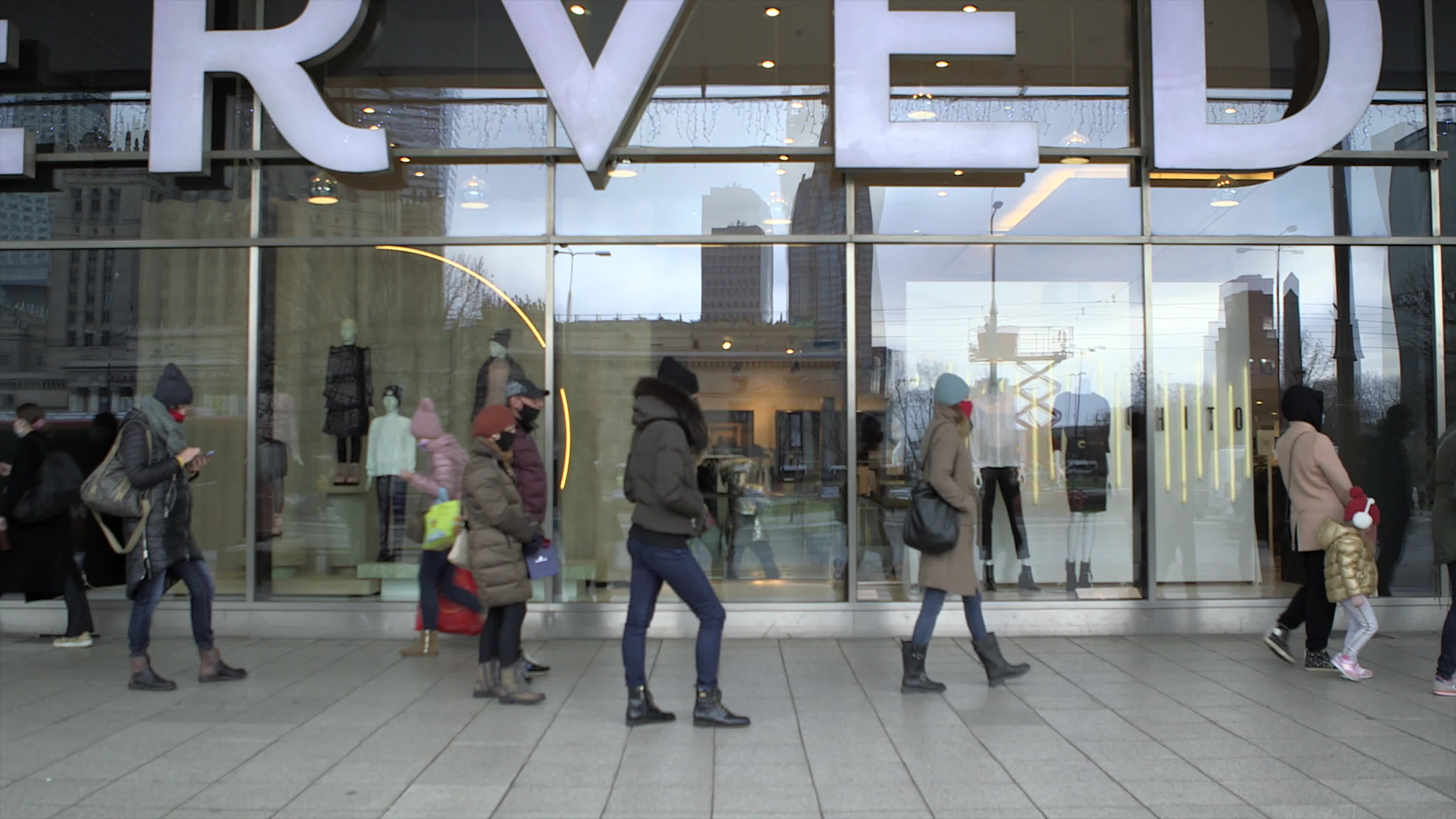 Shopping malls reopen in Poland