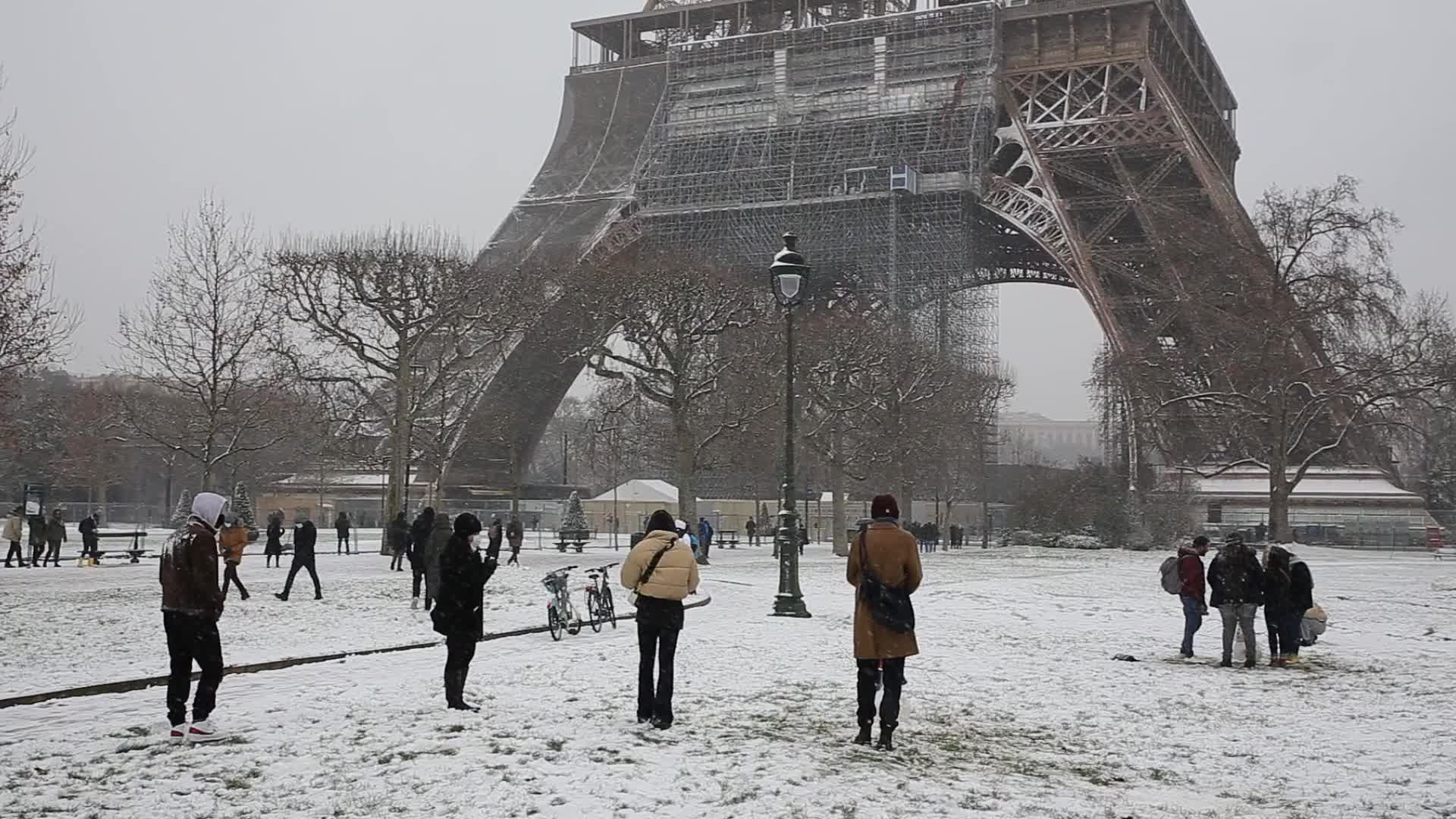 First Snowfall of 2021 in Paris France