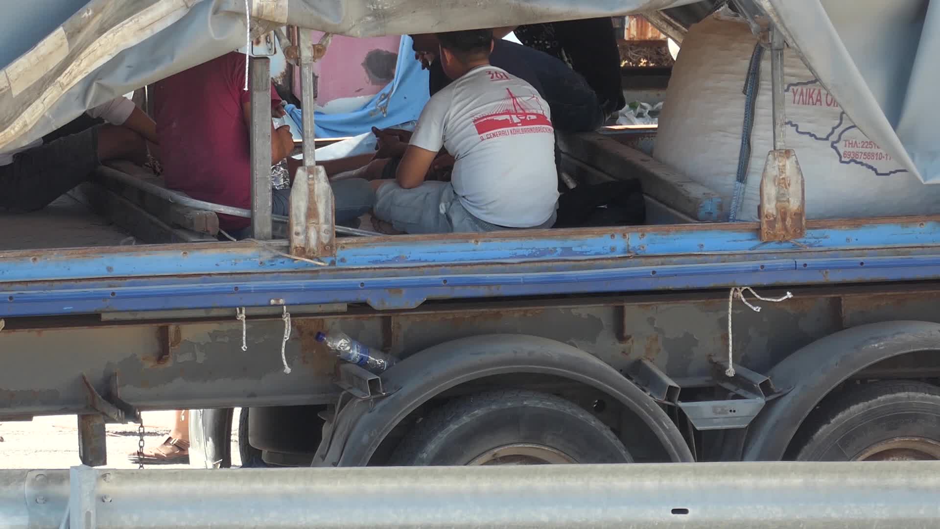 Thousands of Asylum Seekers live in tents roadside after Moria Fires