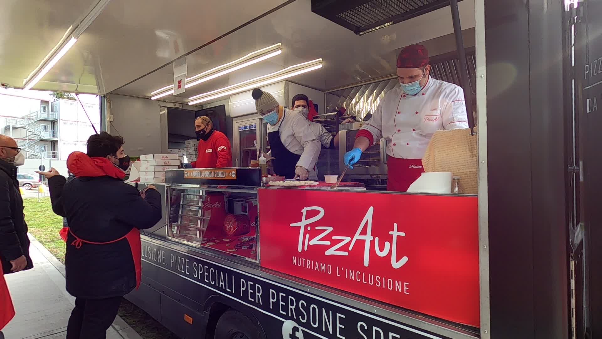 The staff of PizzAut prepares and delivers pizzas for health professionals of the San Gerardo hospital