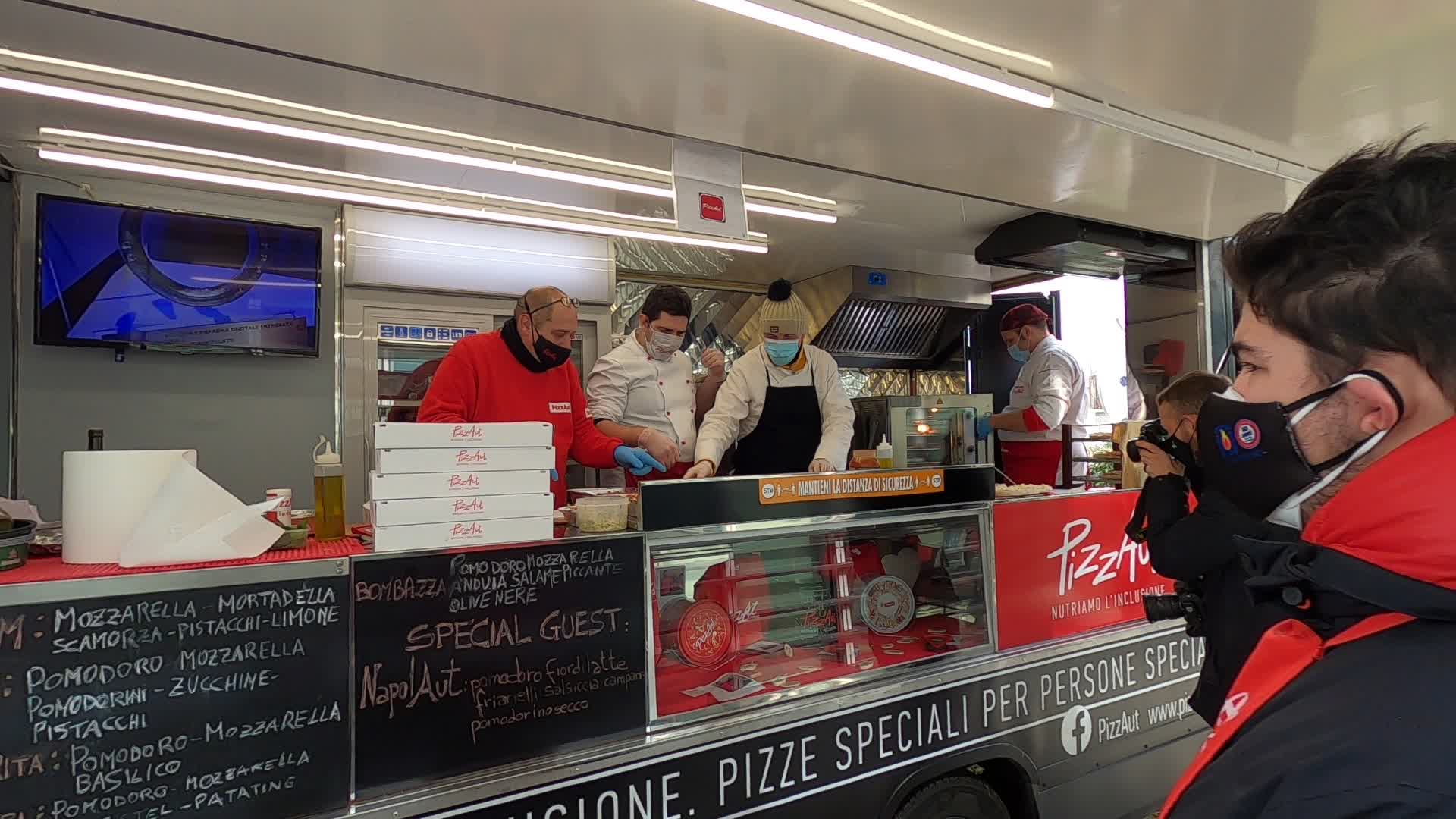 The staff of PizzAut prepares and delivers pizzas for health professionals of the San Gerardo hospital