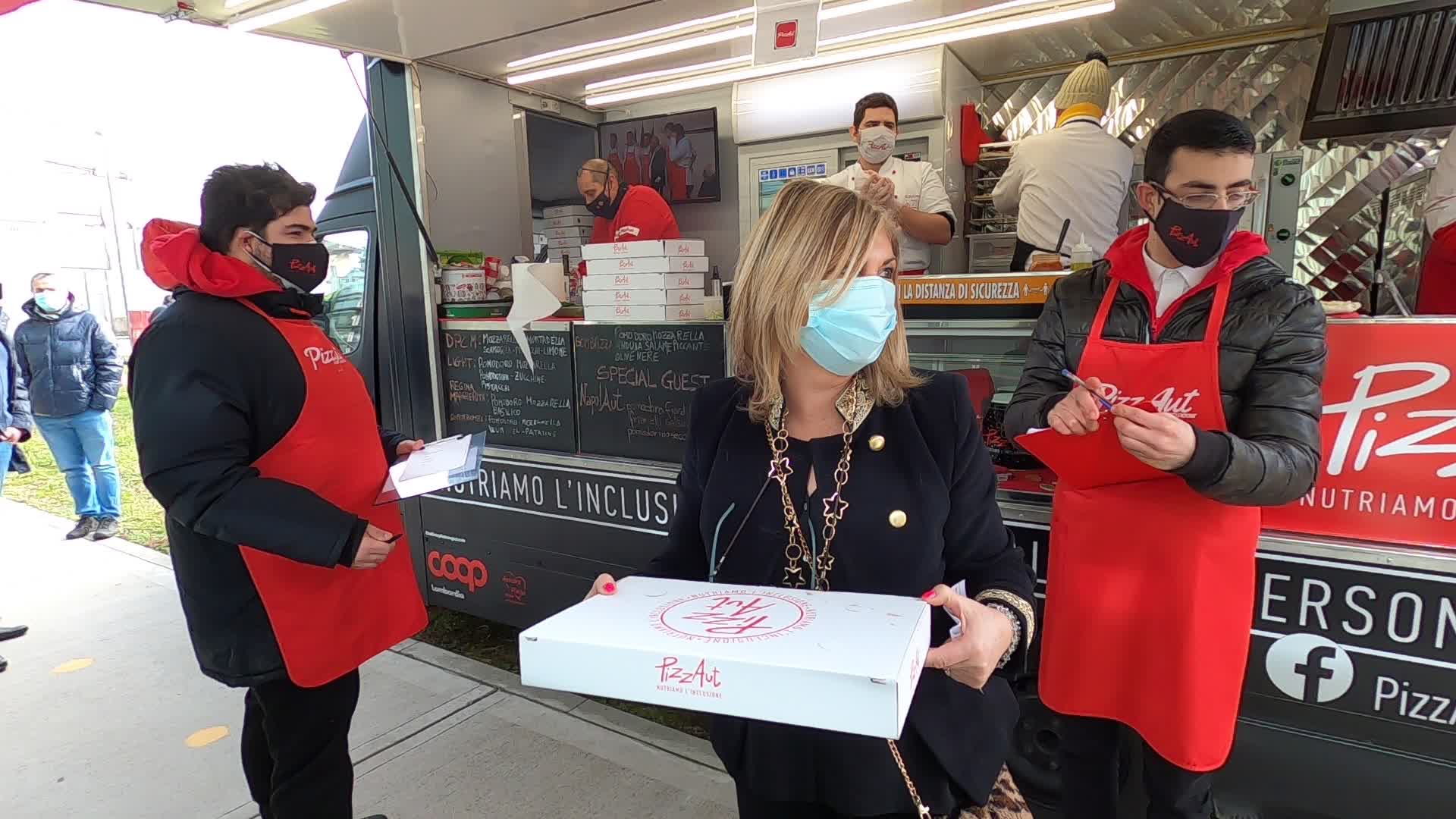 The staff of PizzAut prepares and delivers pizzas for health professionals of the San Gerardo hospital