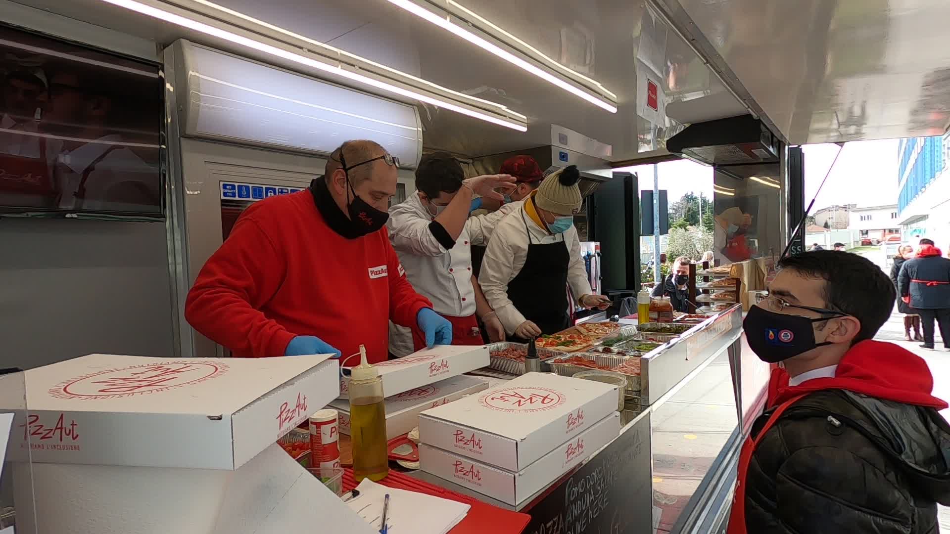 The staff of PizzAut prepares and delivers pizzas for health professionals of the San Gerardo hospital