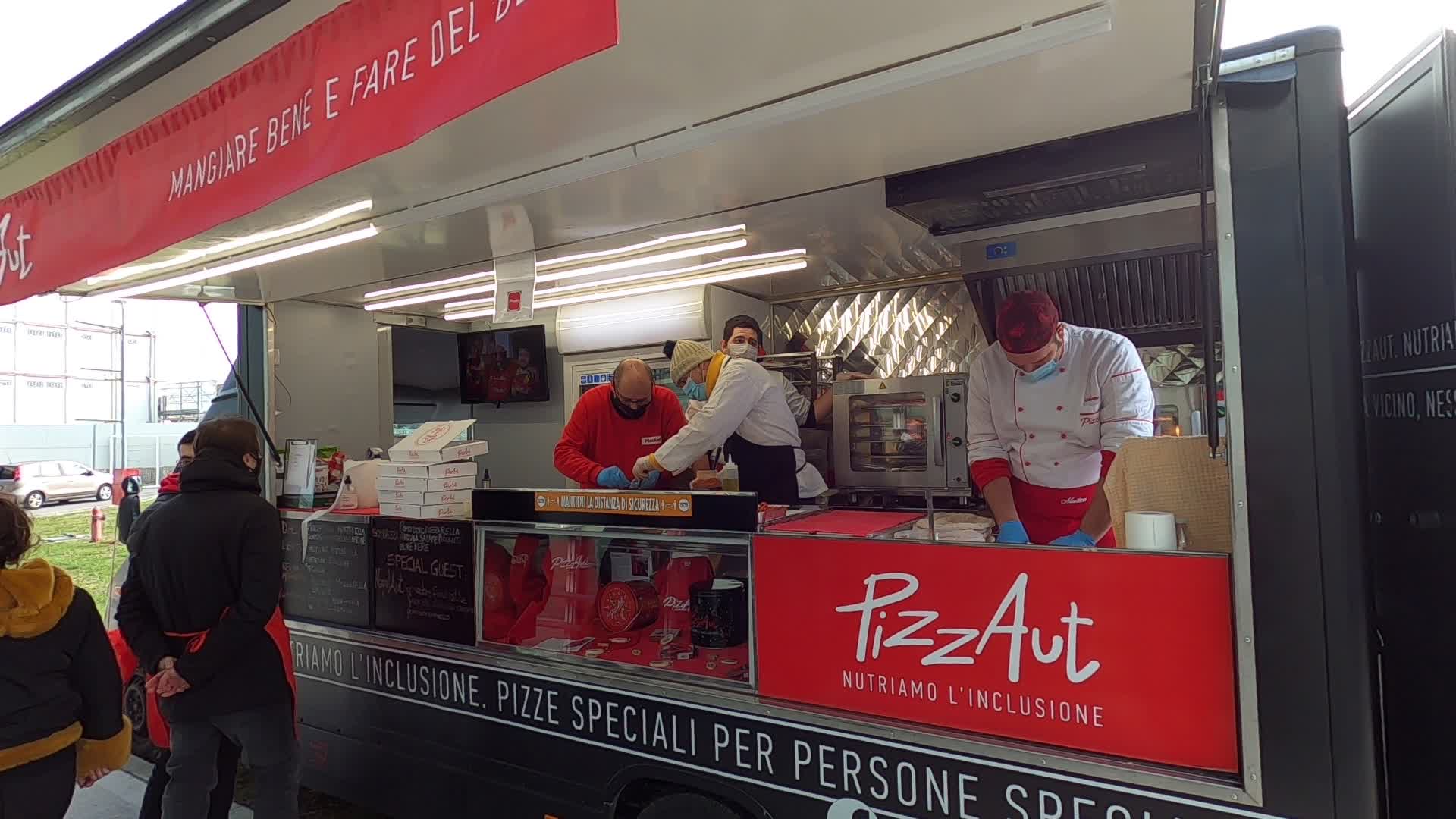 The staff of PizzAut prepares and delivers pizzas for health professionals of the San Gerardo hospital