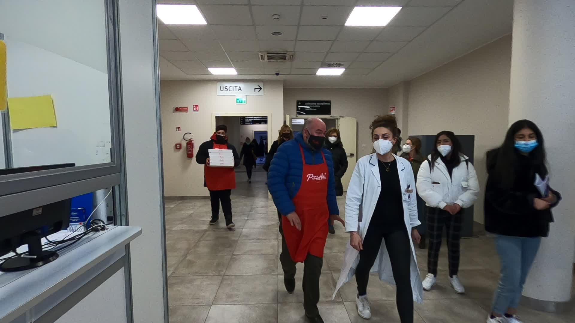 The staff of PizzAut prepares and delivers pizzas for health professionals of the San Gerardo hospital
