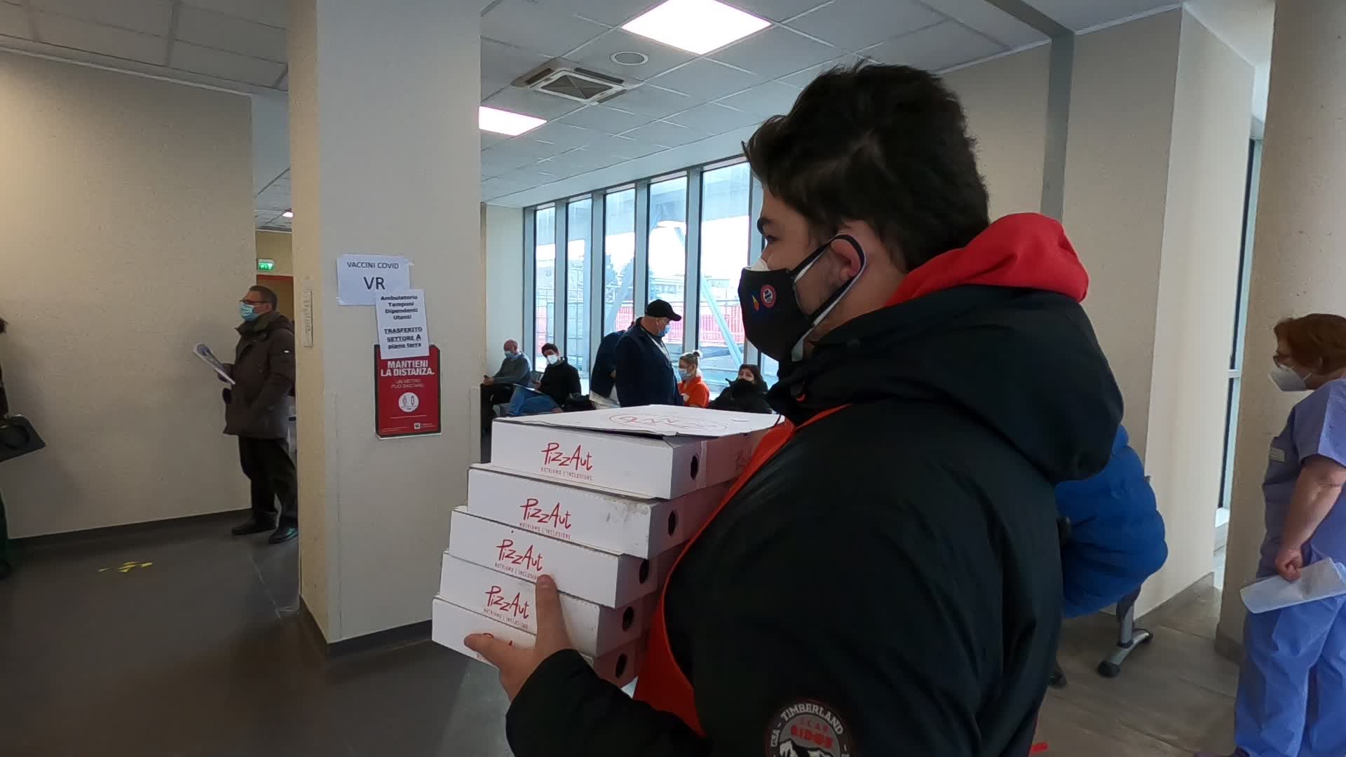 The staff of PizzAut prepares and delivers pizzas for health professionals of the San Gerardo hospital