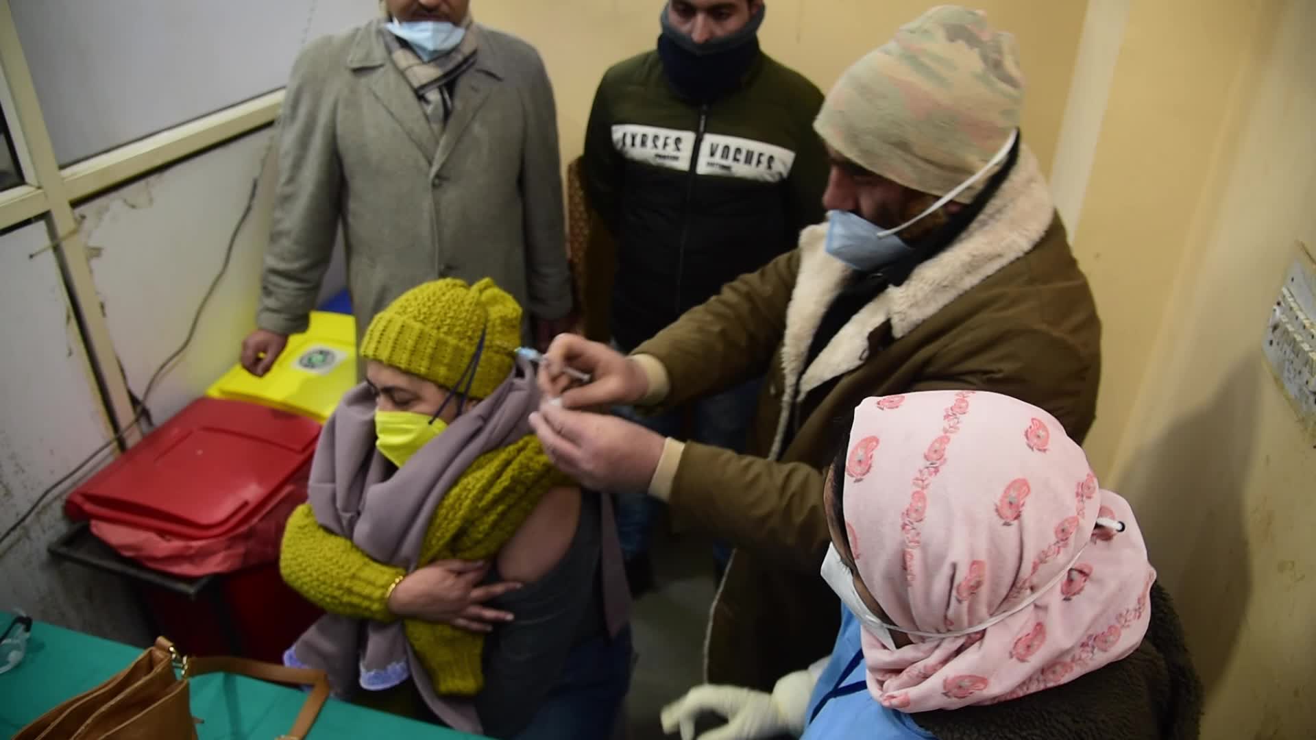 Coronavirus vaccination in Kashmir