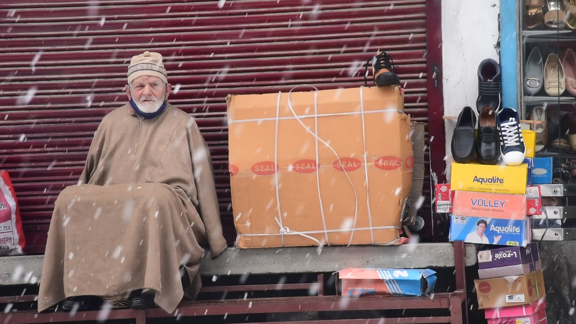 Heavy snowfall in Kashmir
