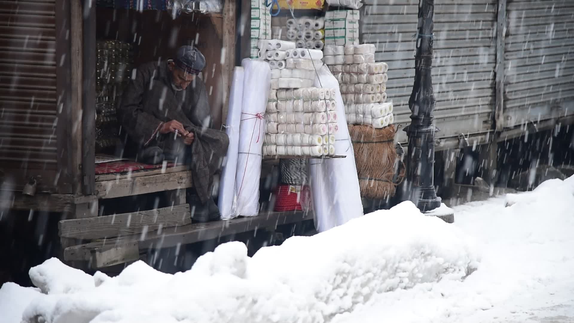 Heavy snowfall in Kashmir