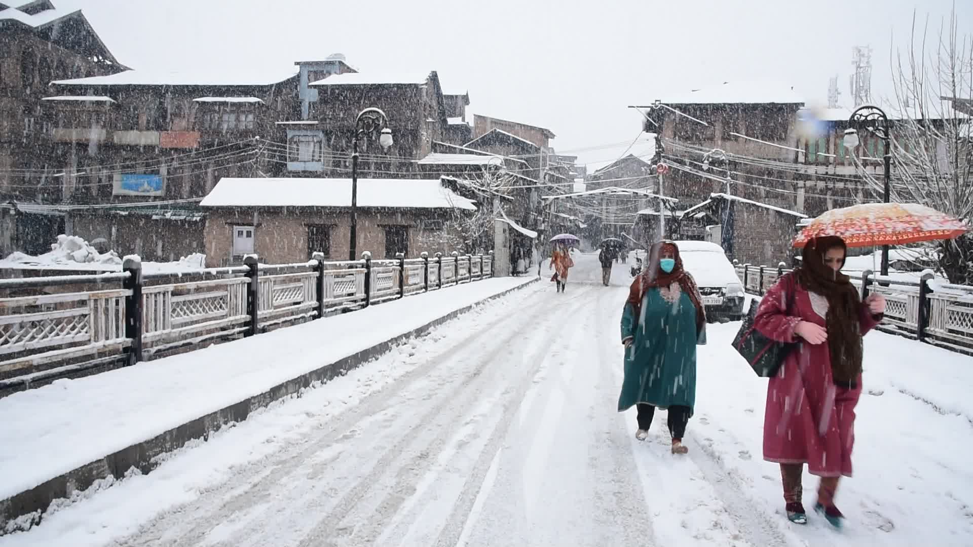 Heavy snowfall in Kashmir