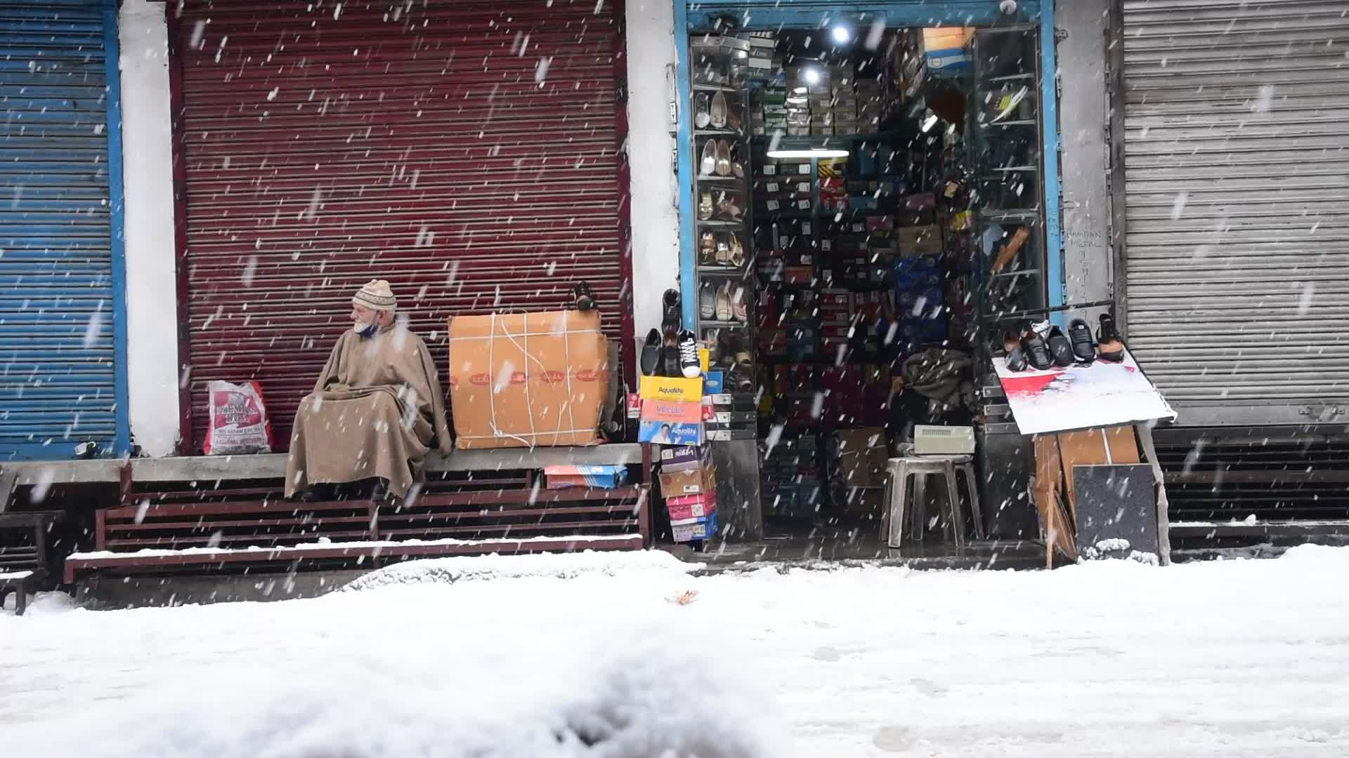 Heavy snowfall in Kashmir