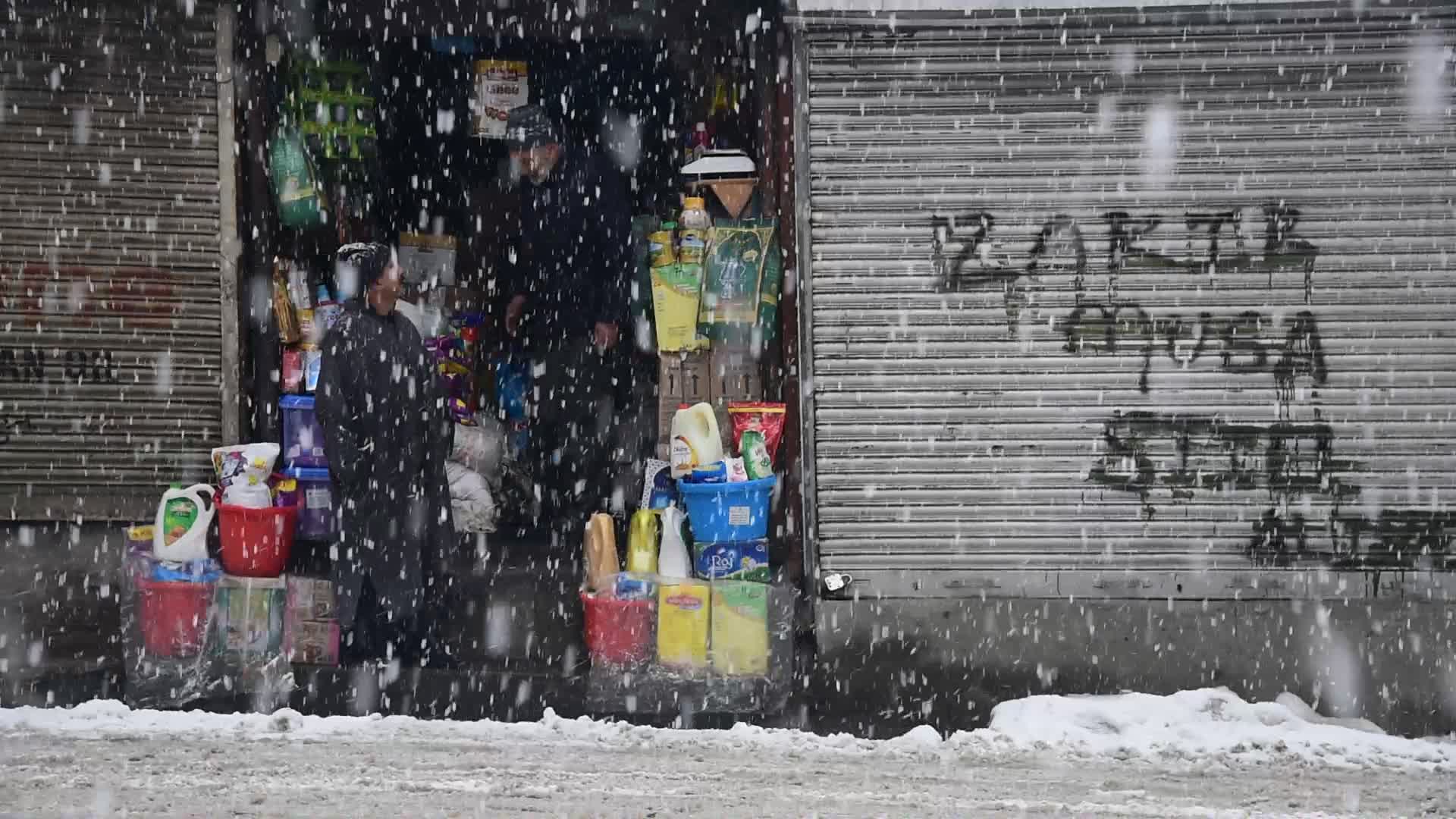 Heavy snowfall in Kashmir