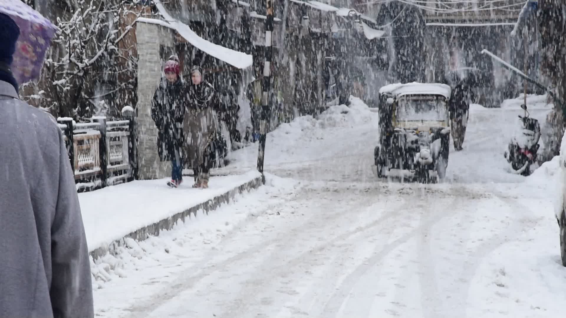 Heavy snowfall in Kashmir