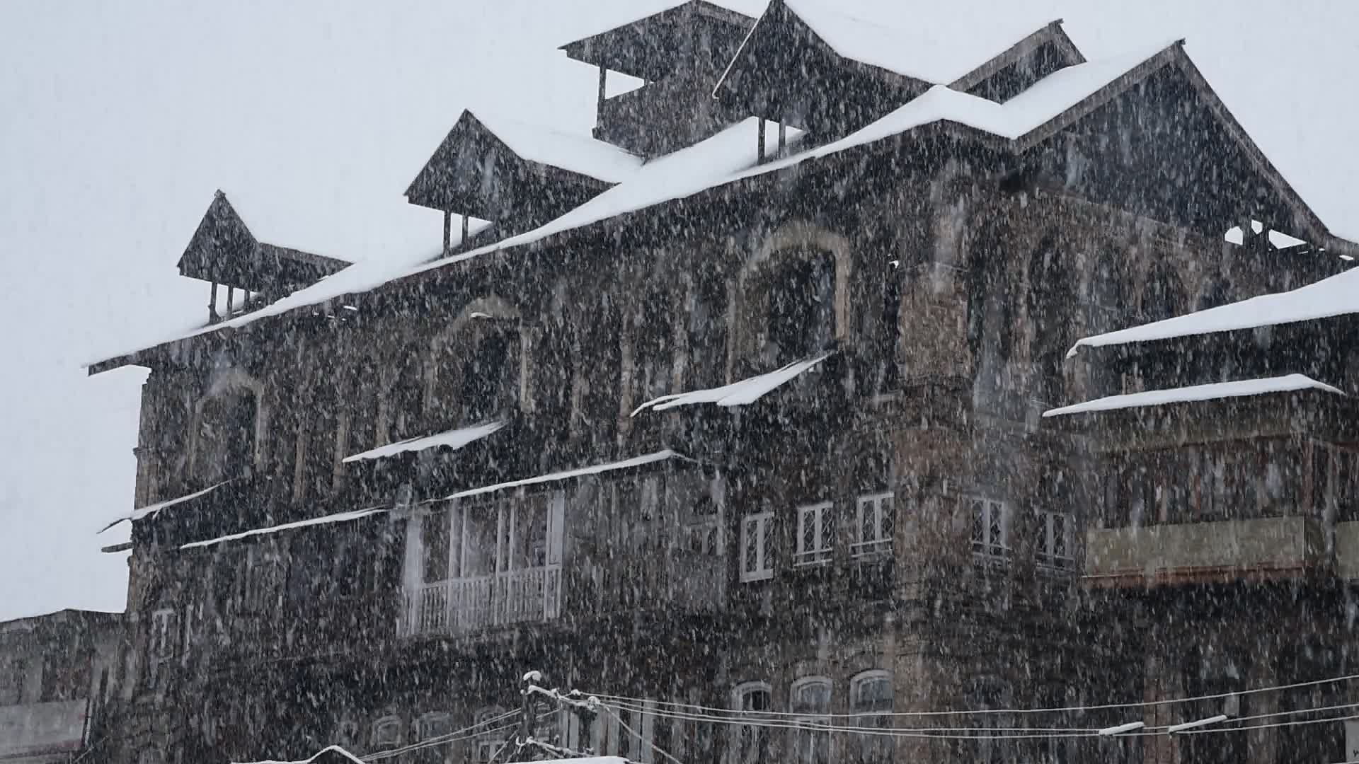 Heavy snowfall in Kashmir