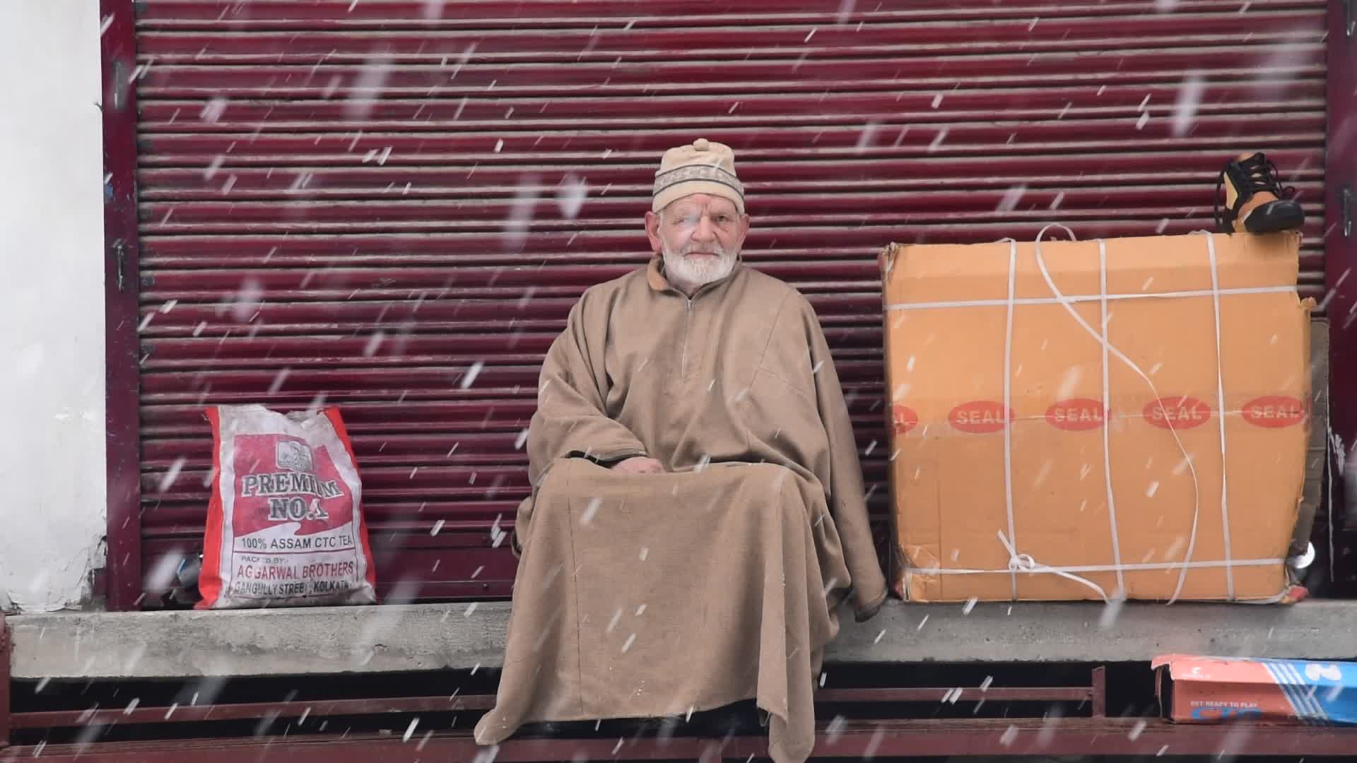 Heavy snowfall in Kashmir