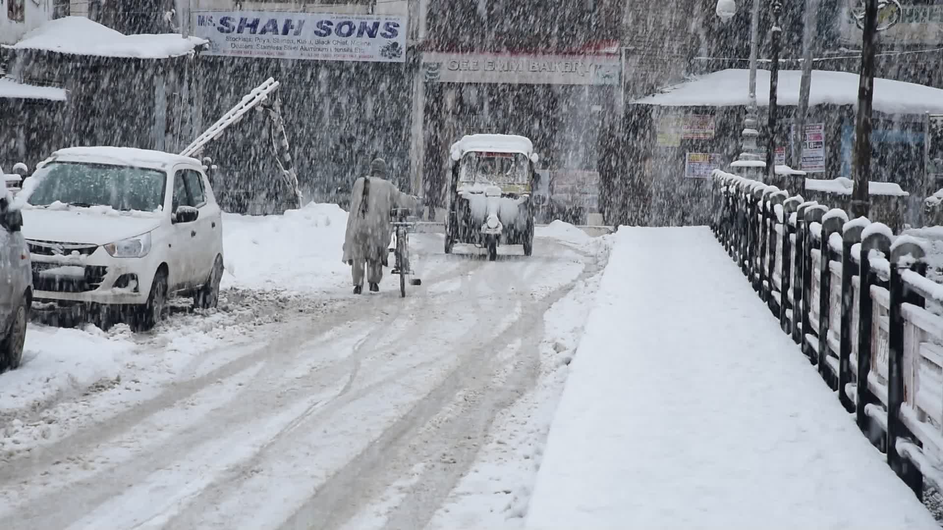 Heavy snowfall in Kashmir