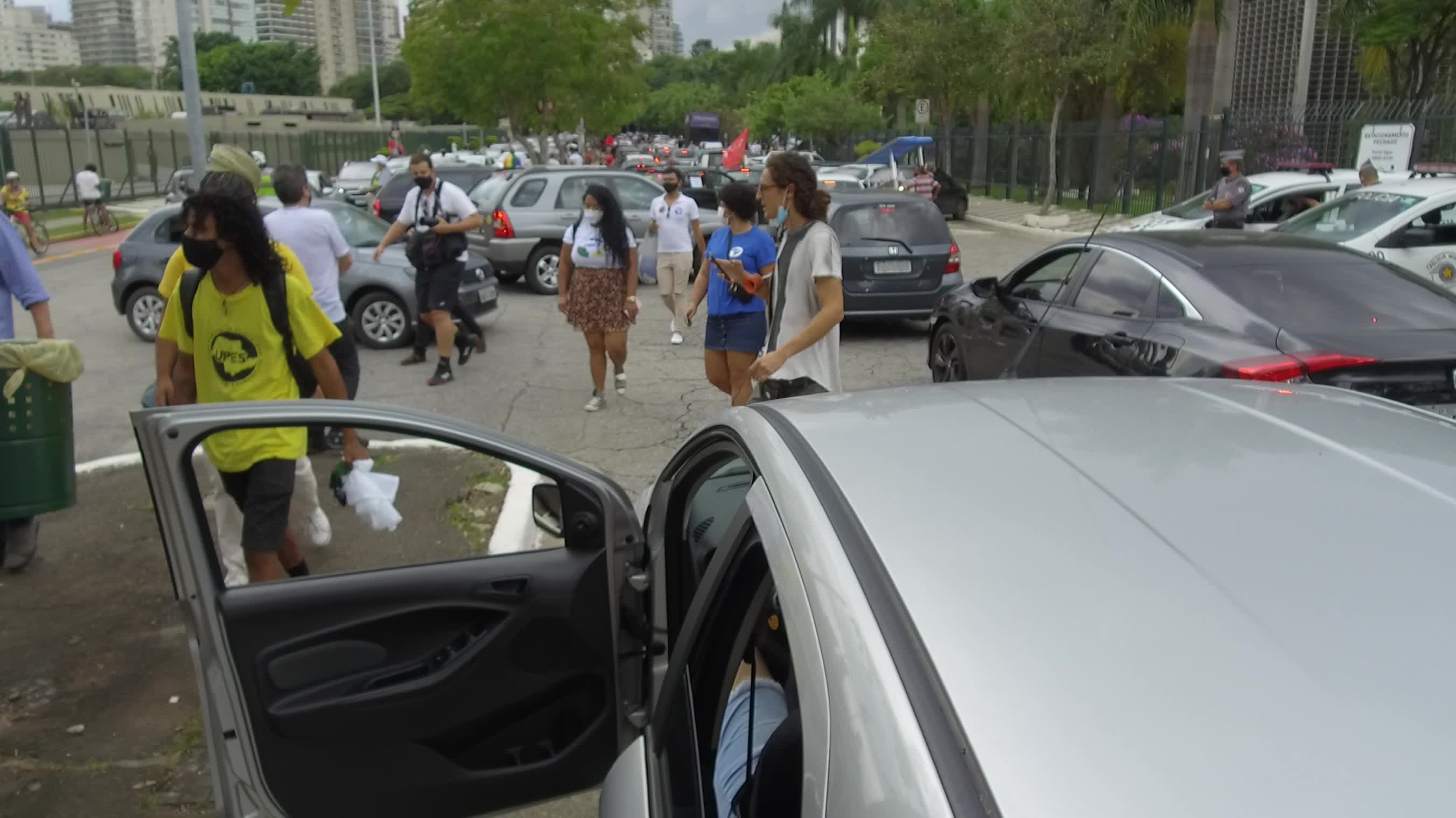 Motorcade rallies call for impeachment of Bolsonaro in Brazil
