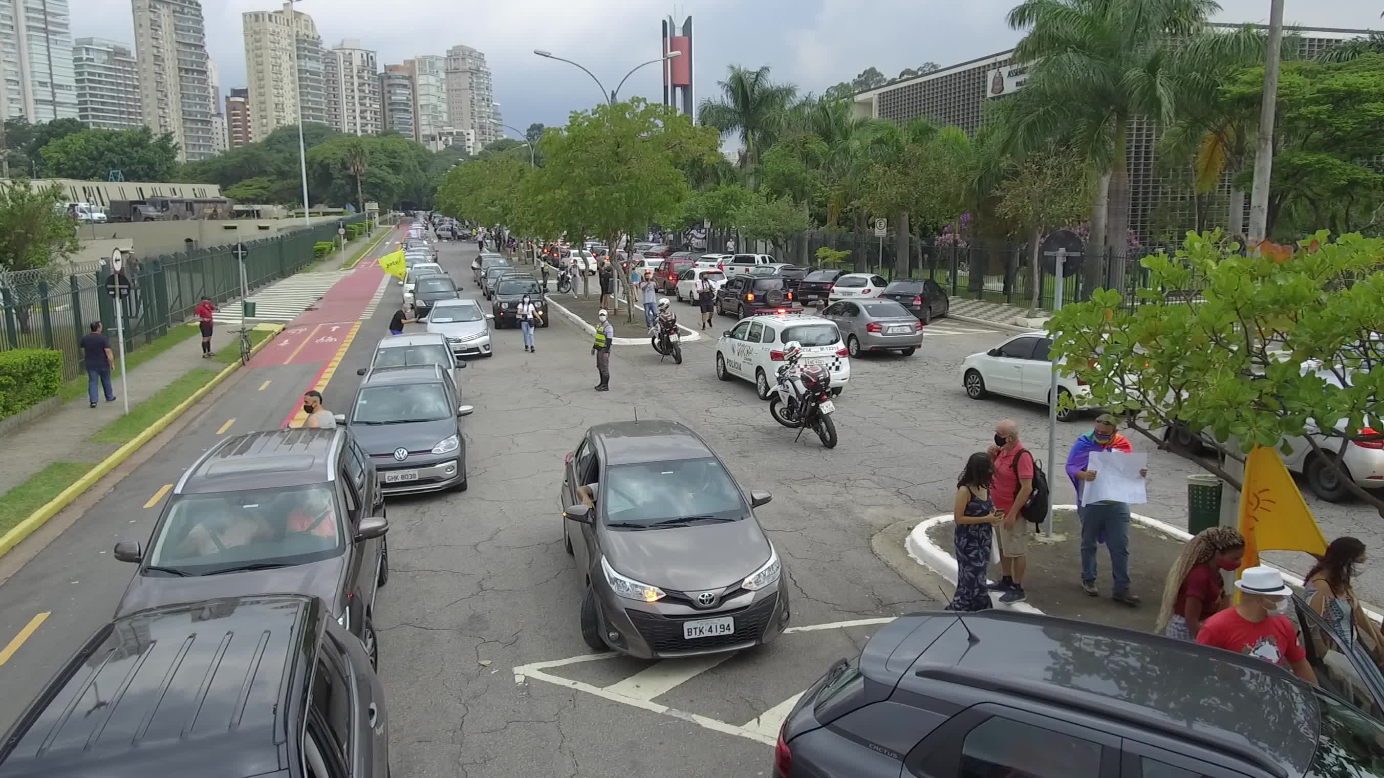 Motorcade rallies call for impeachment of Bolsonaro in Brazil