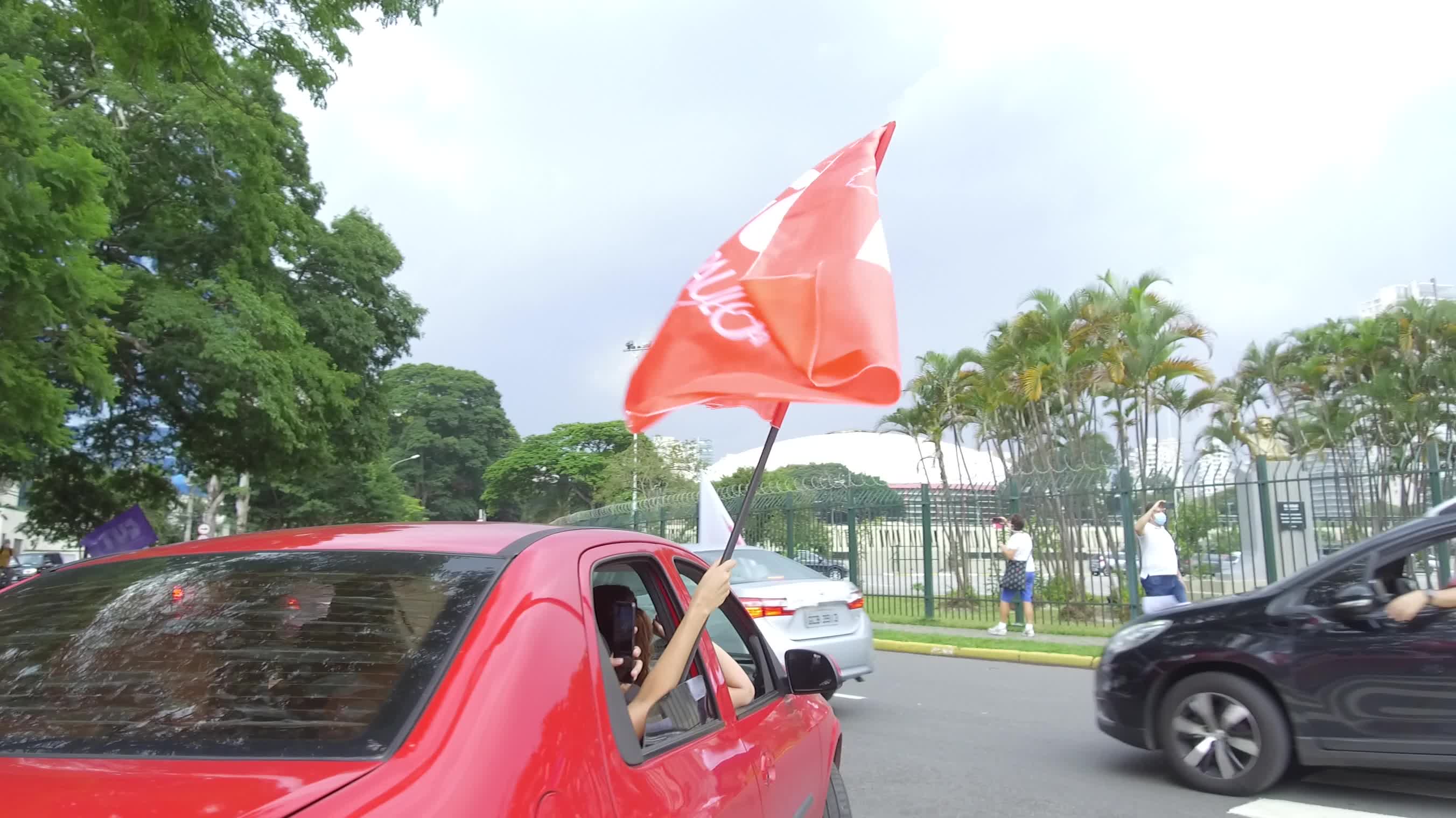 Motorcade rallies call for impeachment of Bolsonaro in Brazil