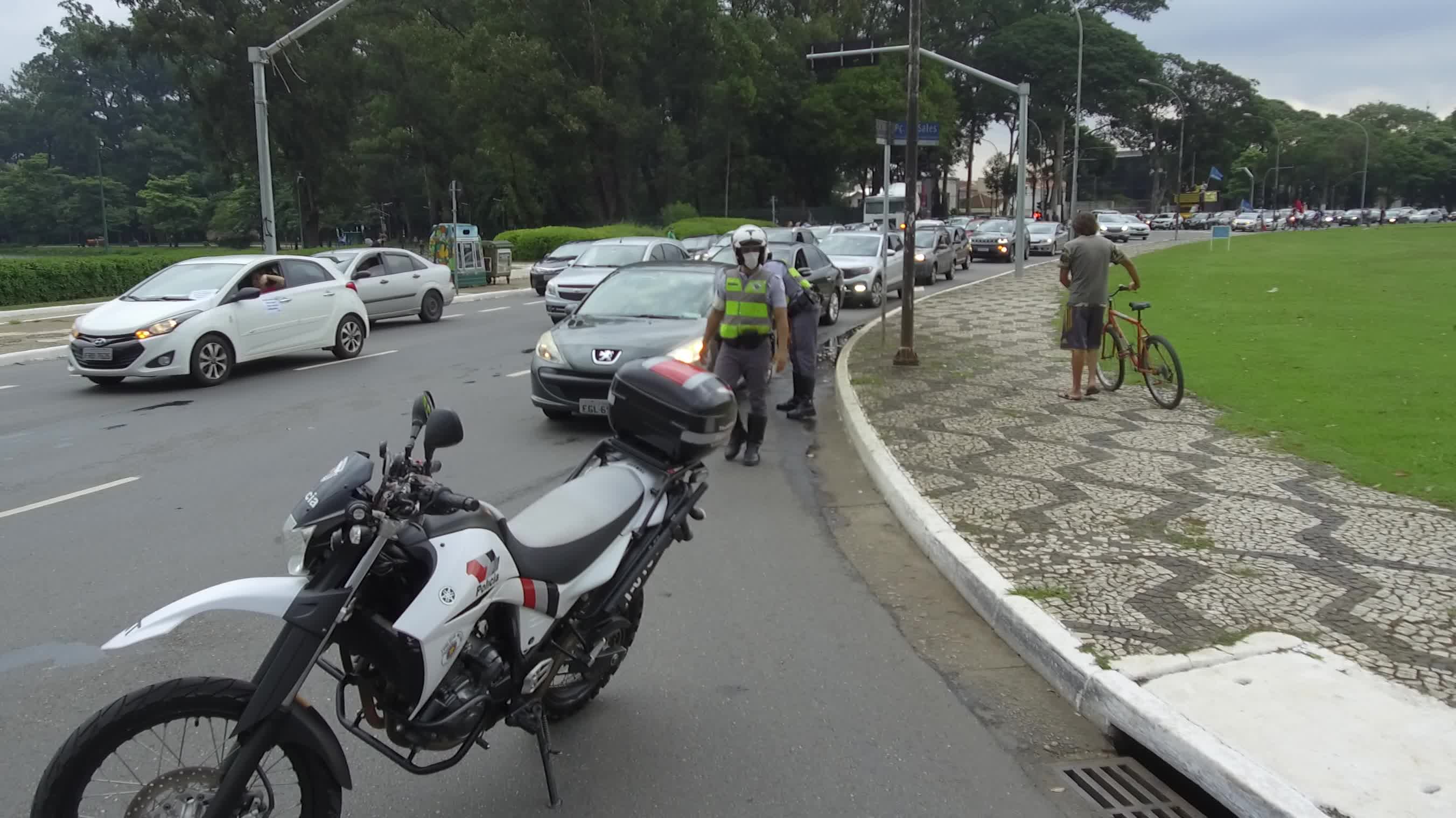 Motorcade rallies call for impeachment of Bolsonaro in Brazil