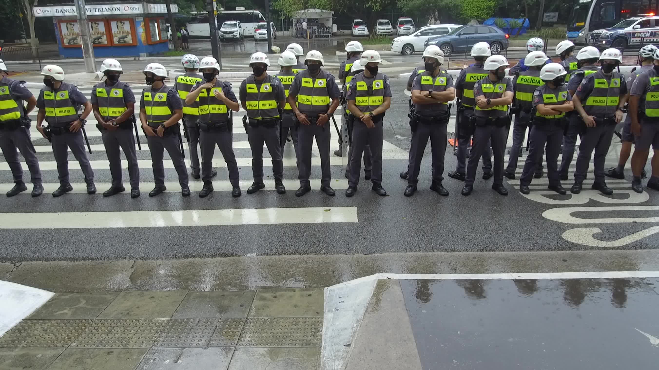 Motorcade rallies call for impeachment of Bolsonaro in Brazil