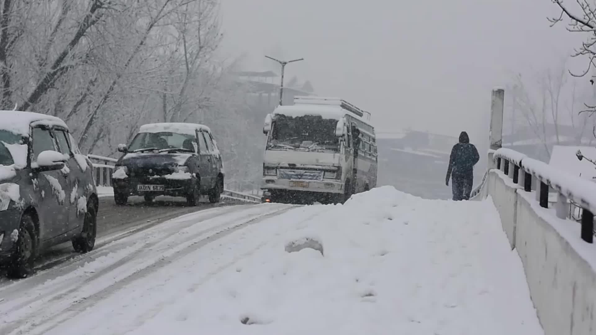 Heavy snowfall in Kashmir