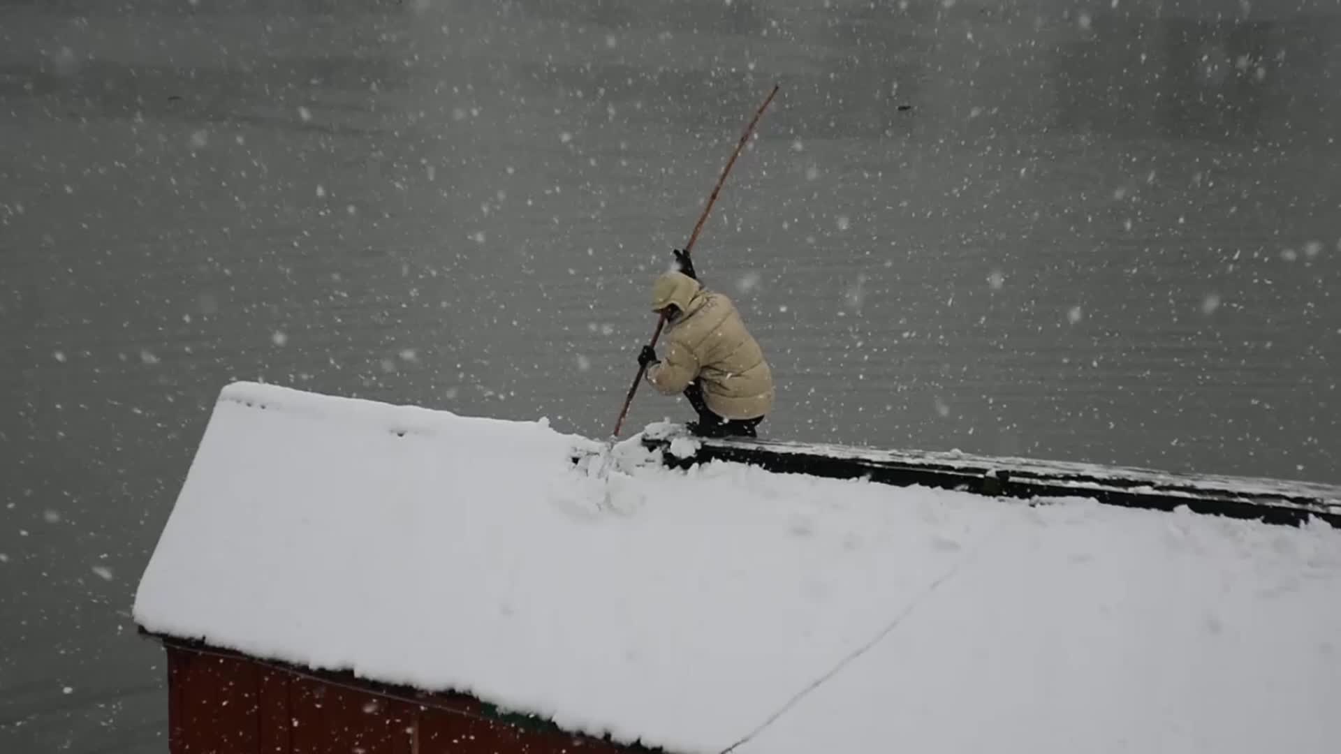Heavy snowfall in Kashmir