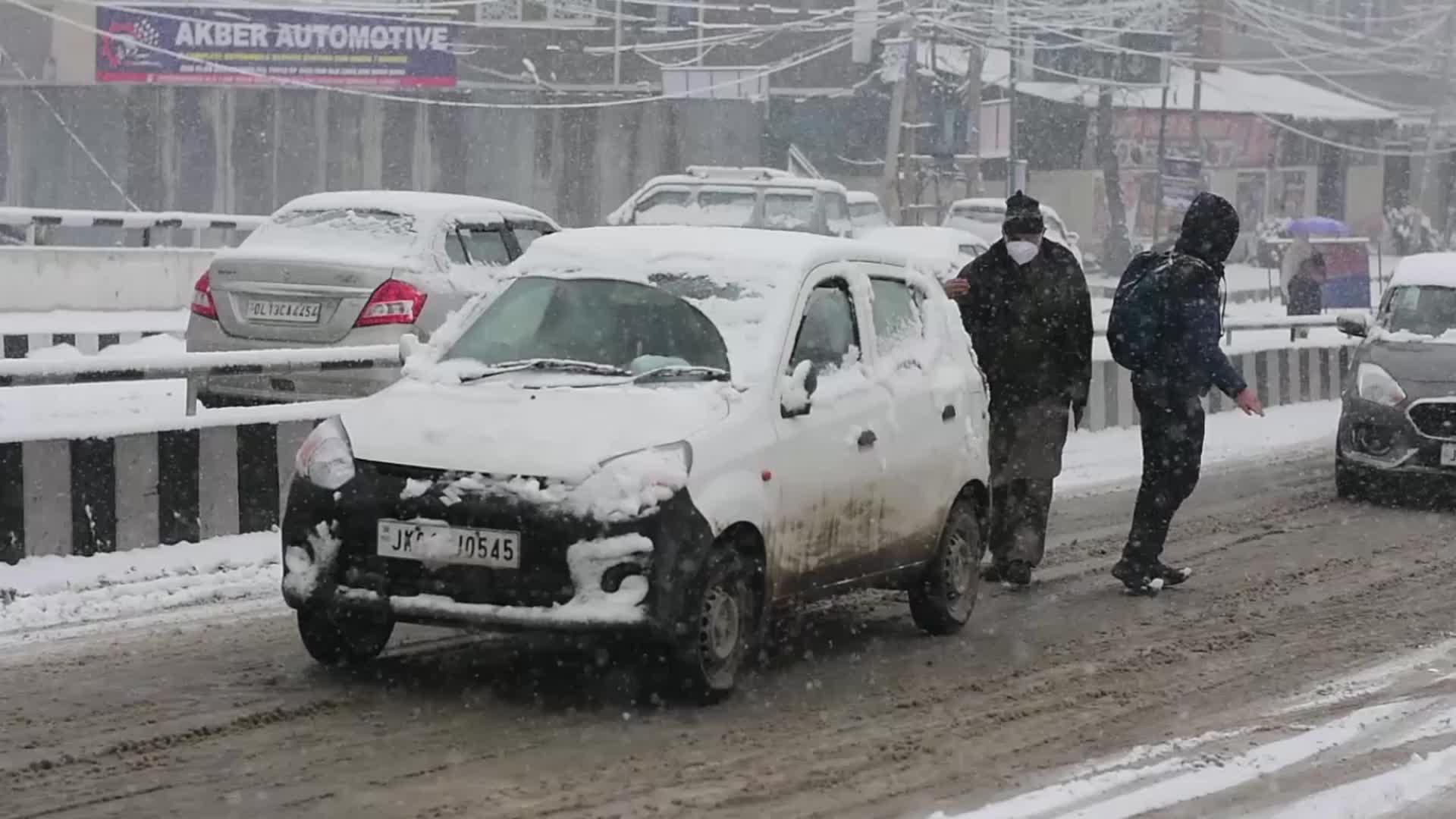 Heavy snowfall in Kashmir