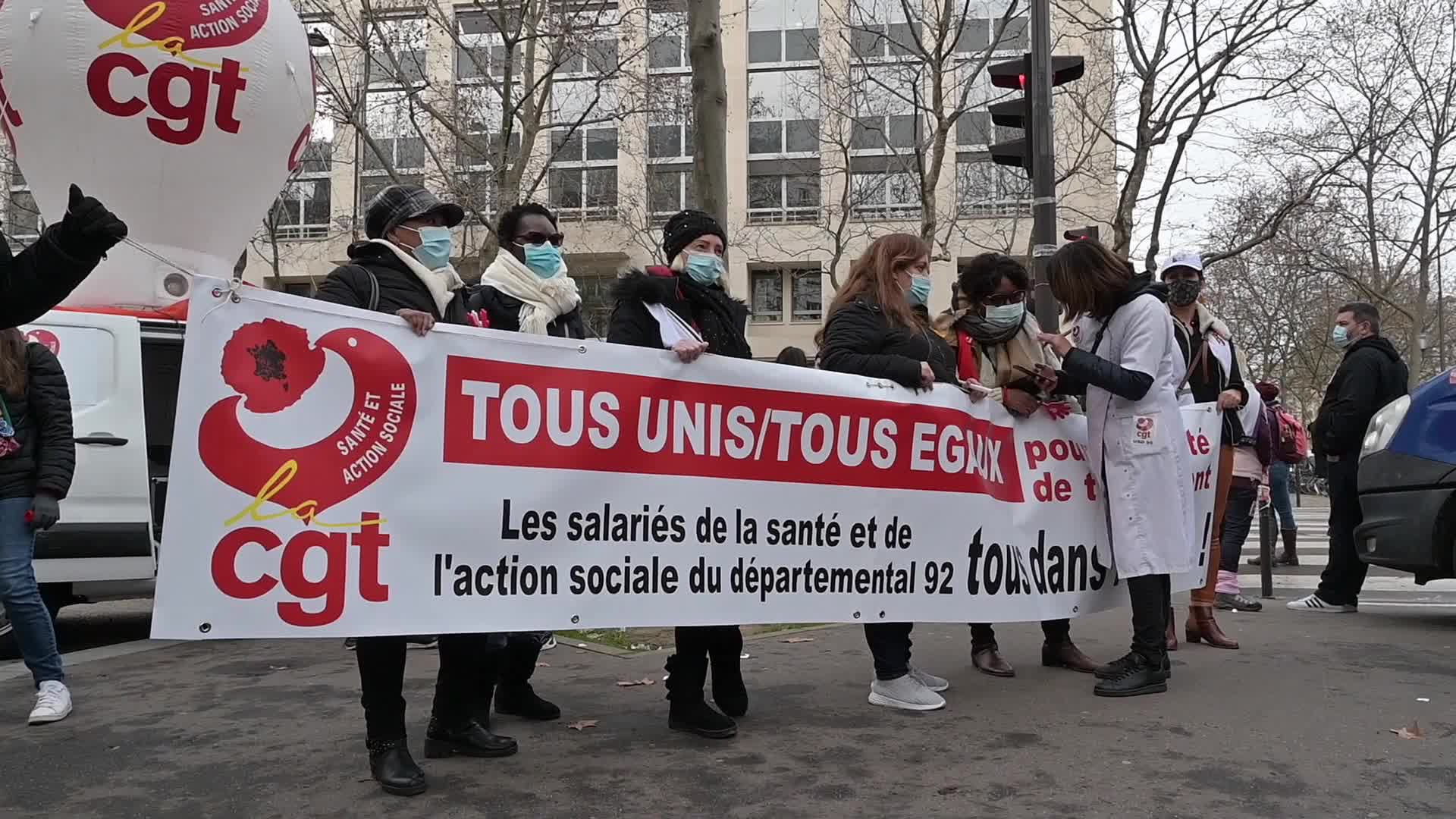 Health workers protest in Paris
