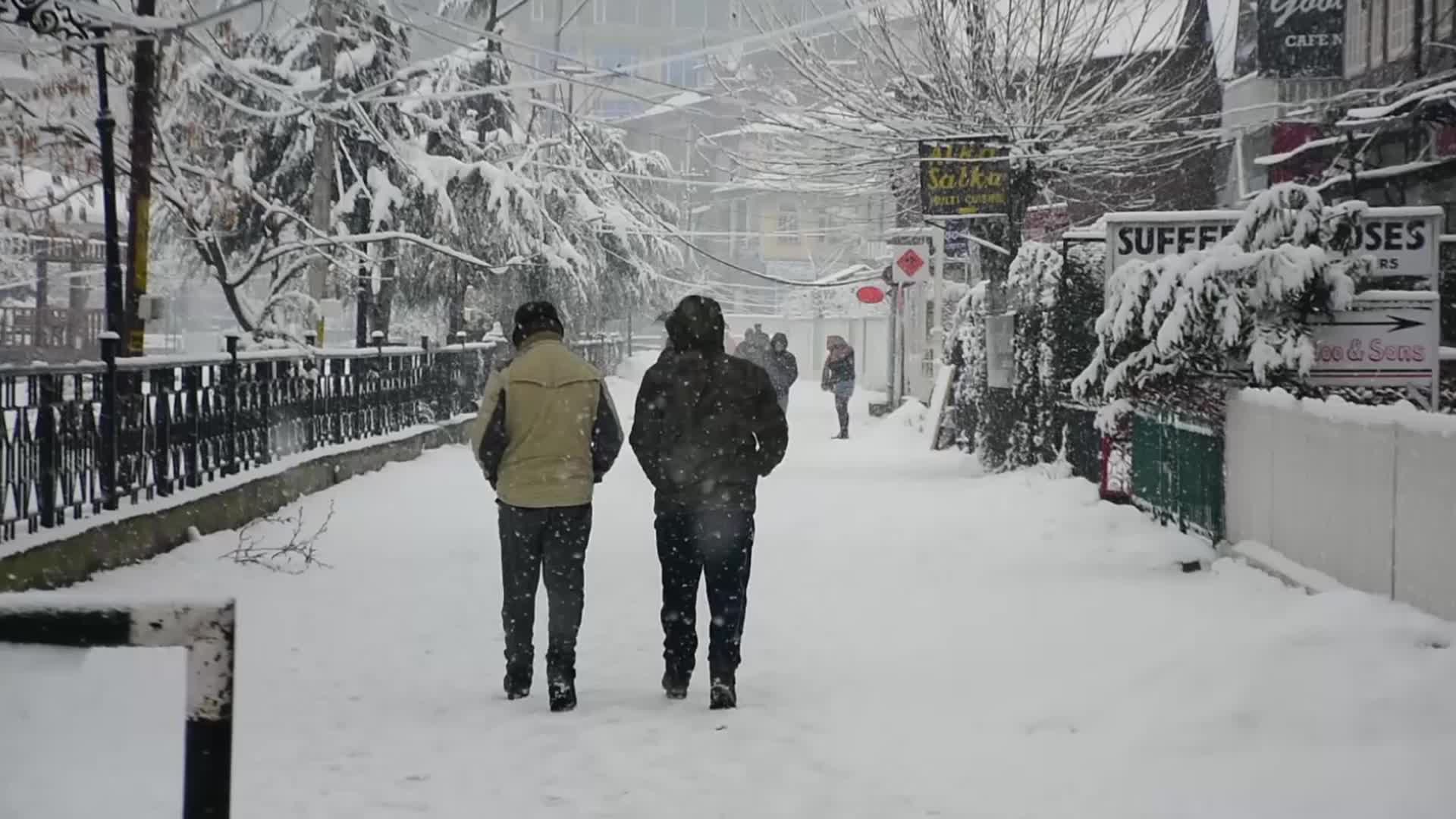 Heavy snowfall in Kashmir