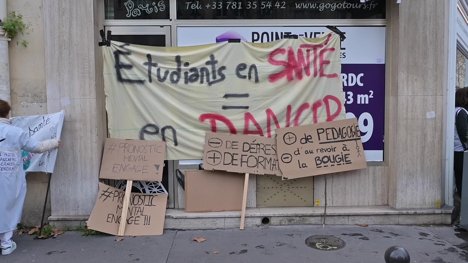 Health workers protest in Paris