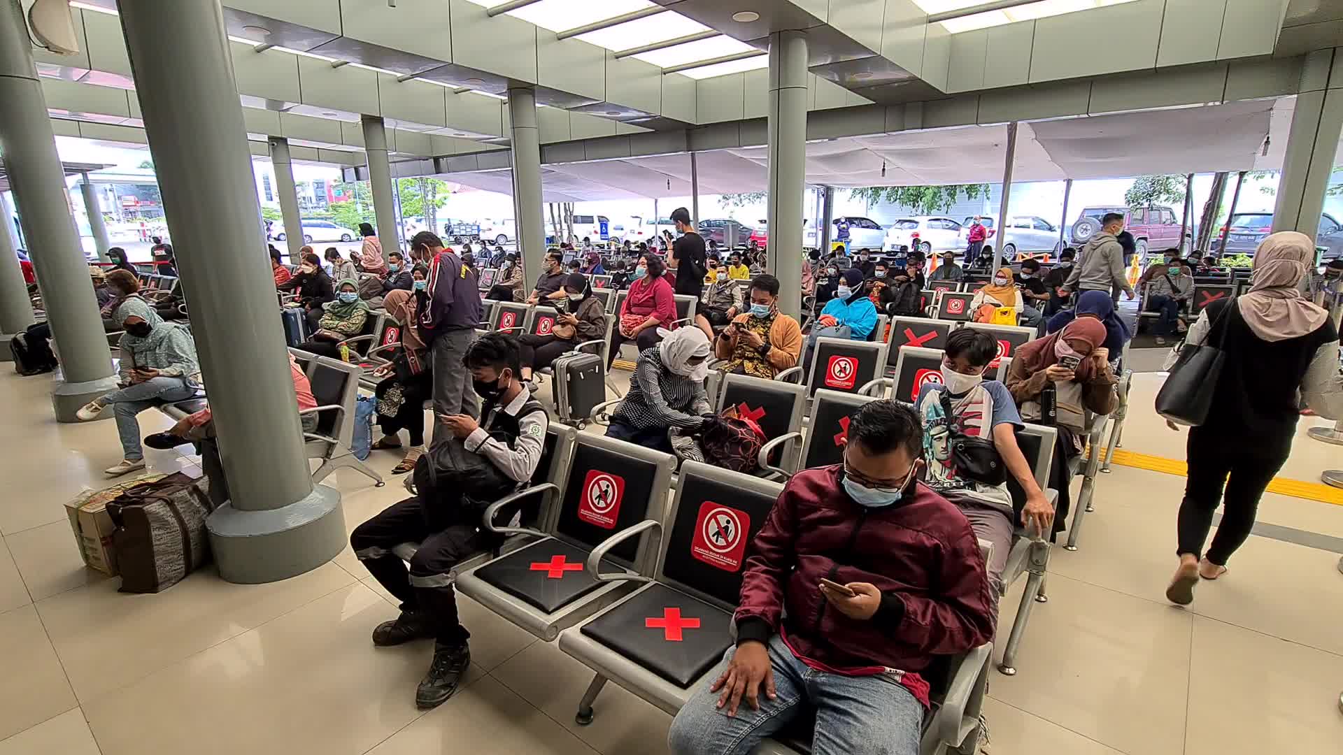 Indonesia deploys COVID-19 breath test detectors at train stations