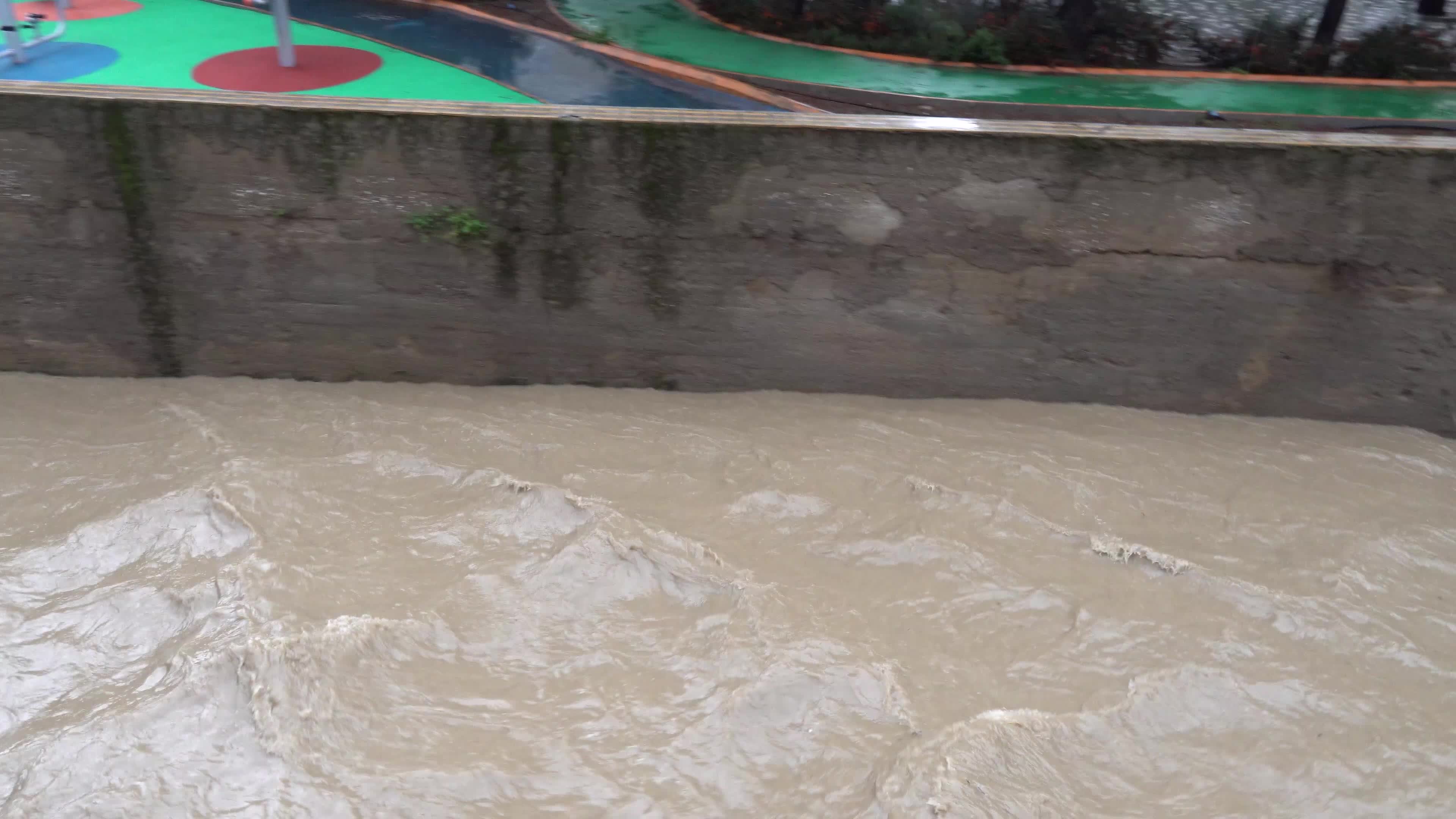 Heavy rainfall caused flooding and hit the Turkey's west side of city