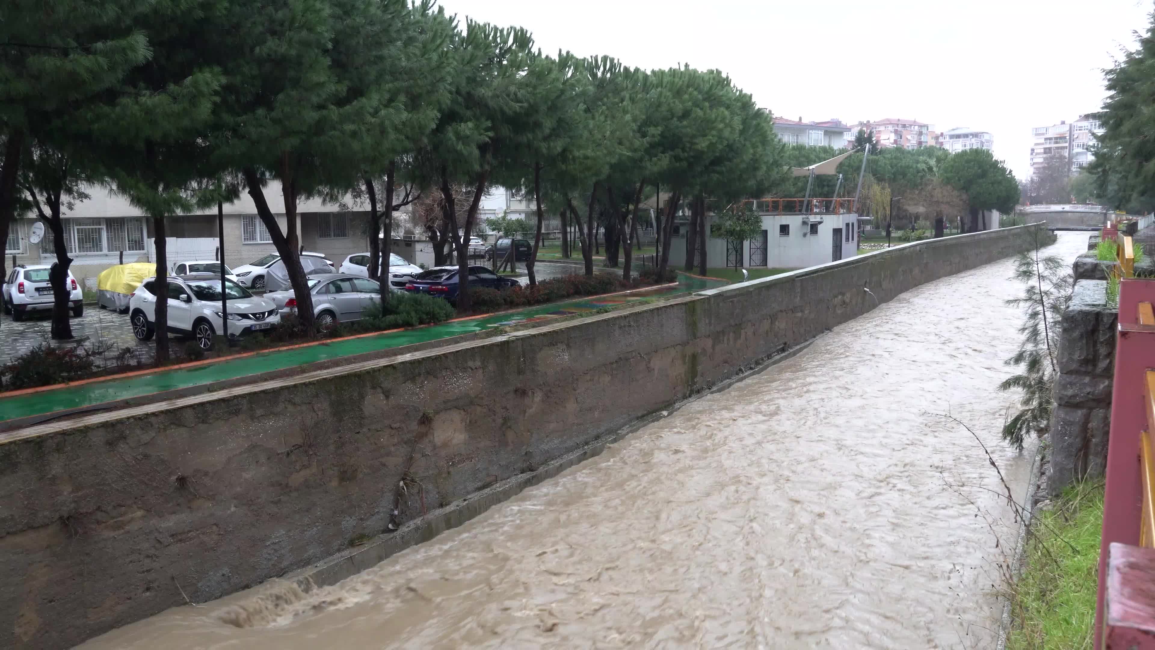 Heavy rainfall caused flooding and hit the Turkey's west side of city