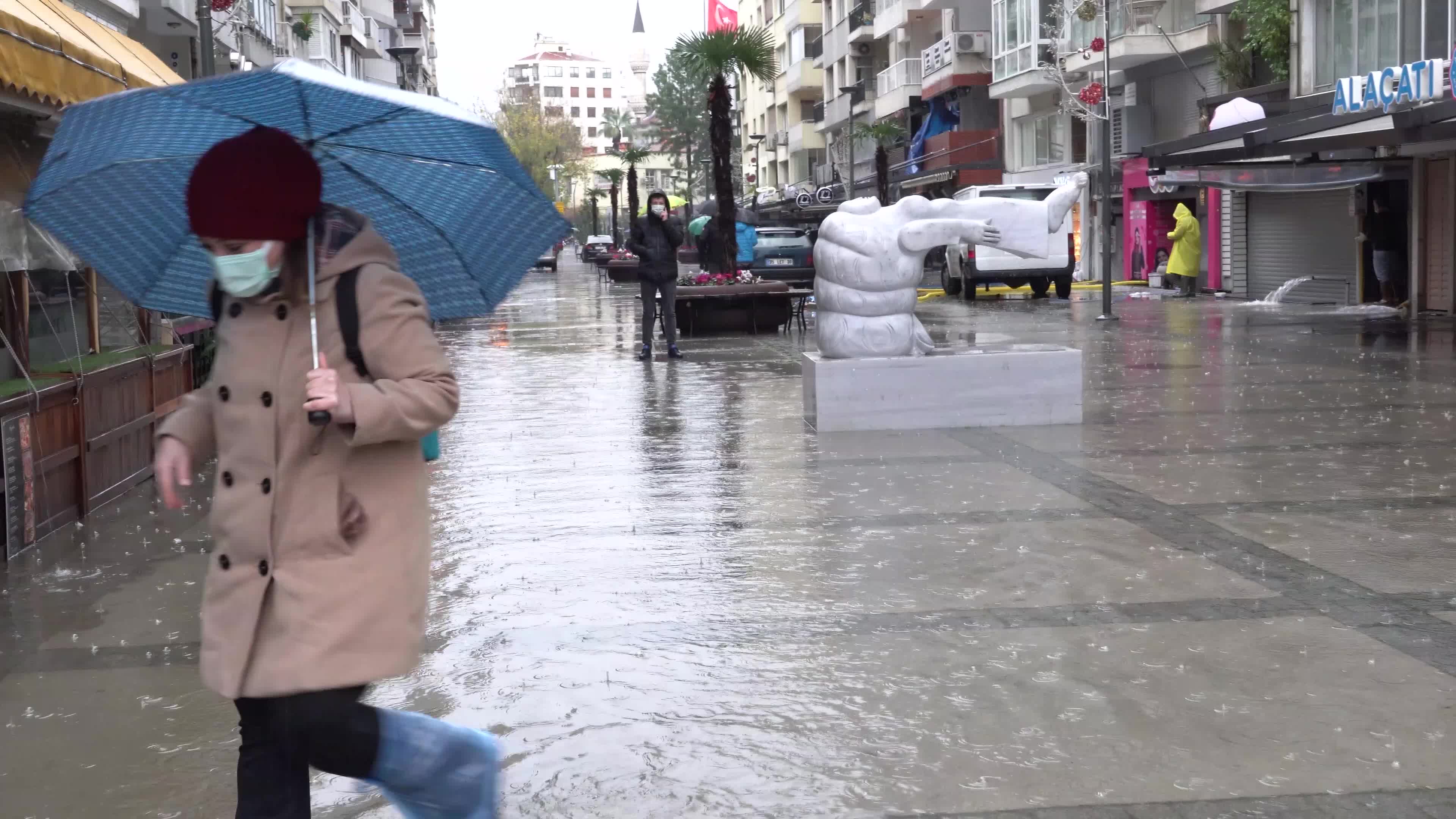 Heavy rainfall caused flooding and hit the Turkey's west side of city