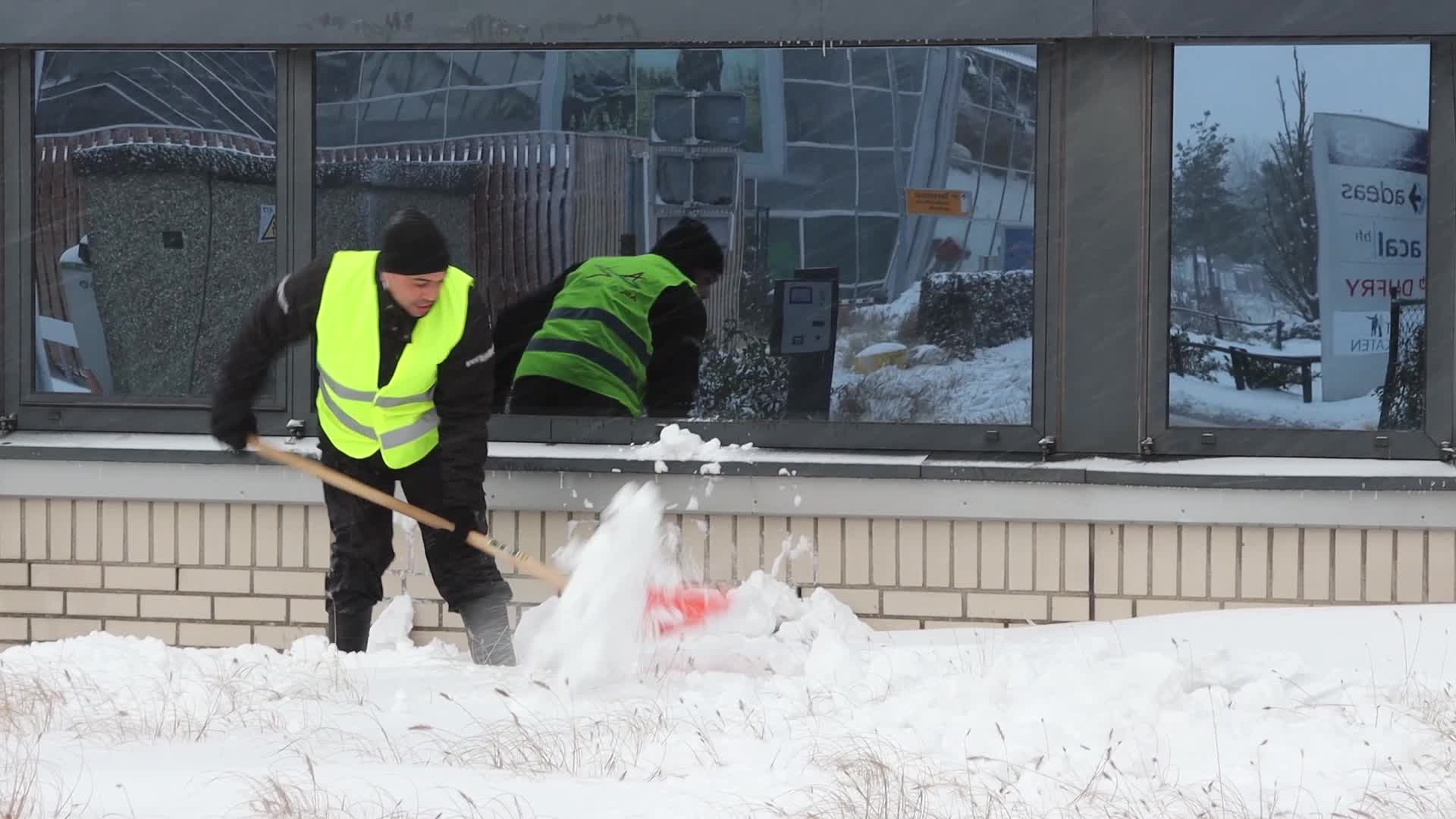 Snowstorm shuts down airport in the Netherlands