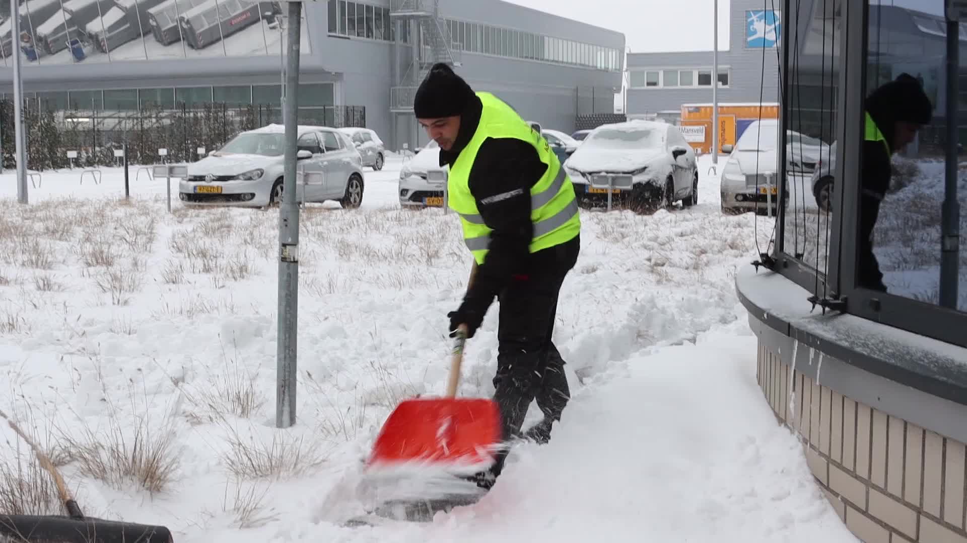Snowstorm shuts down airport in the Netherlands