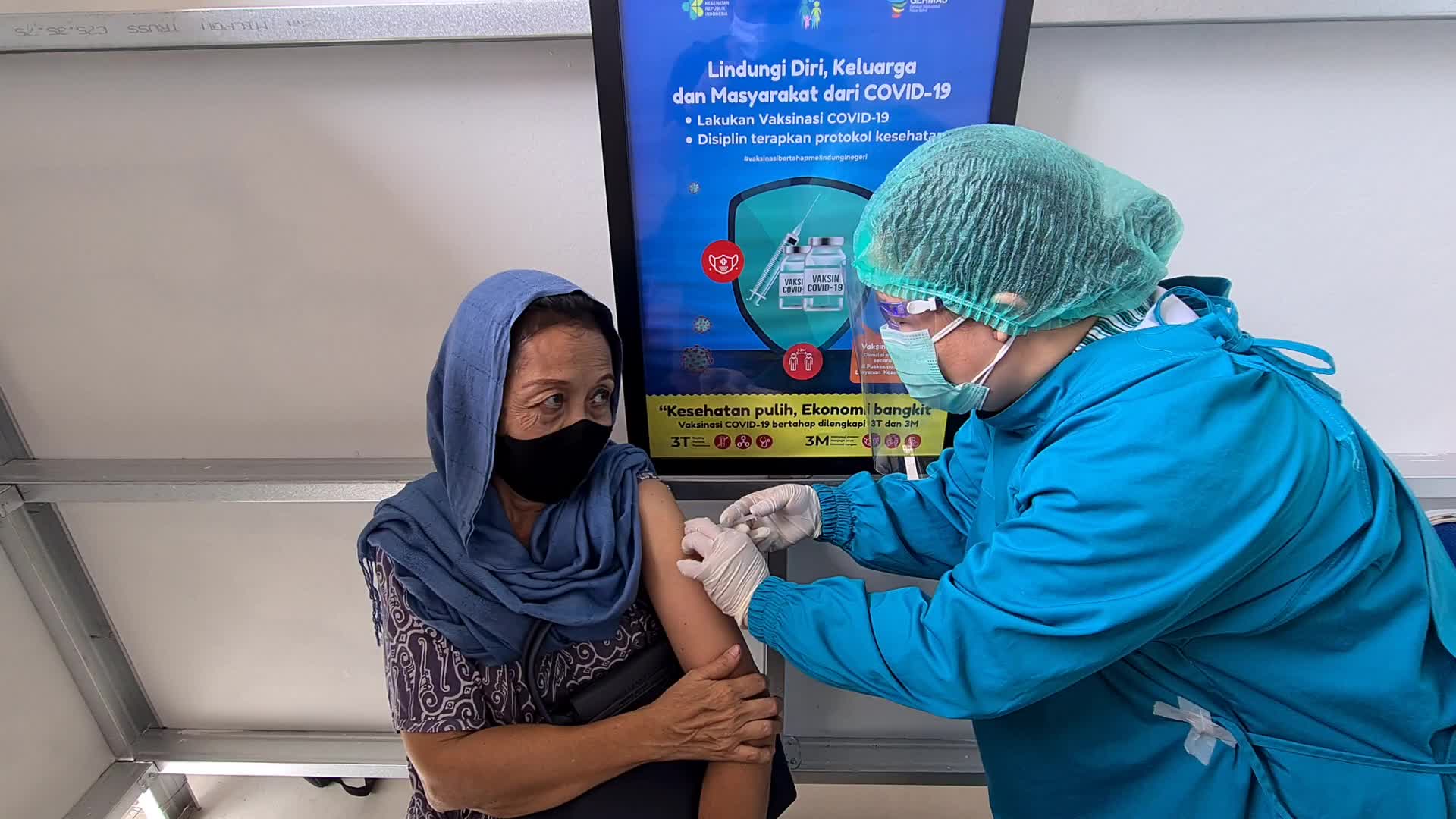 Indonesia starts vaccinating elderly health workers