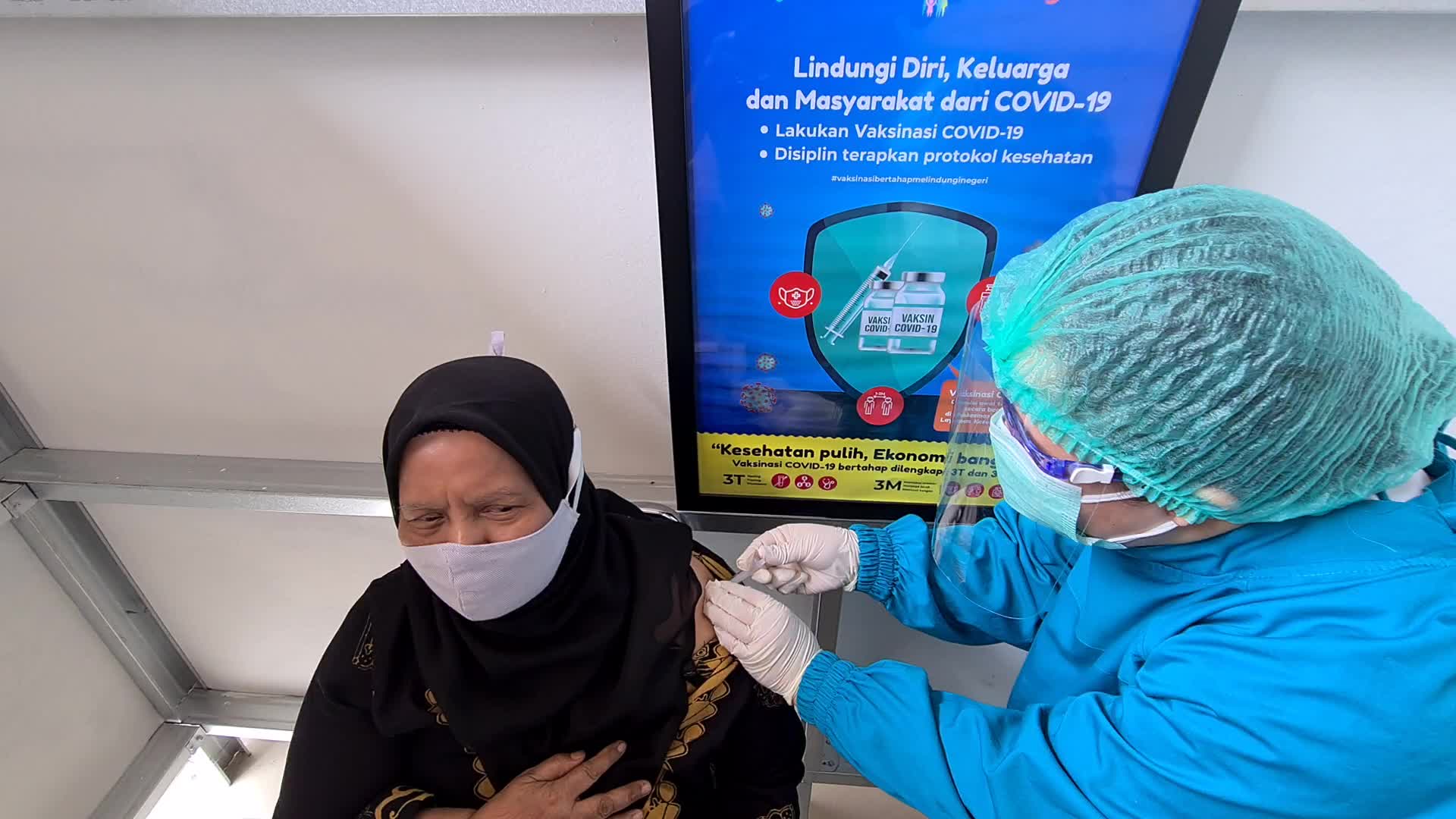 Indonesia starts vaccinating elderly health workers