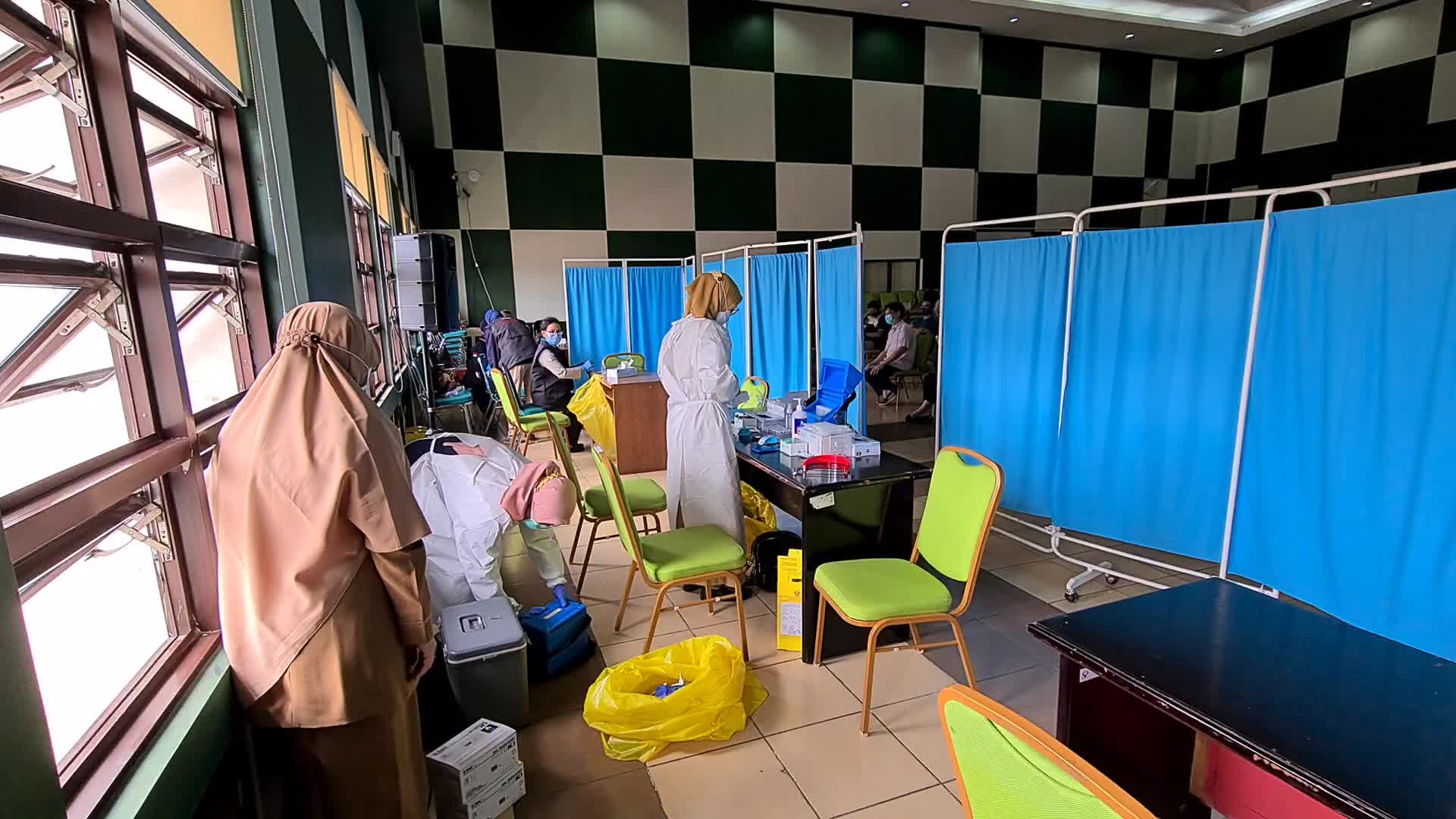 2nd phase vaccination for health workers in Indonesia