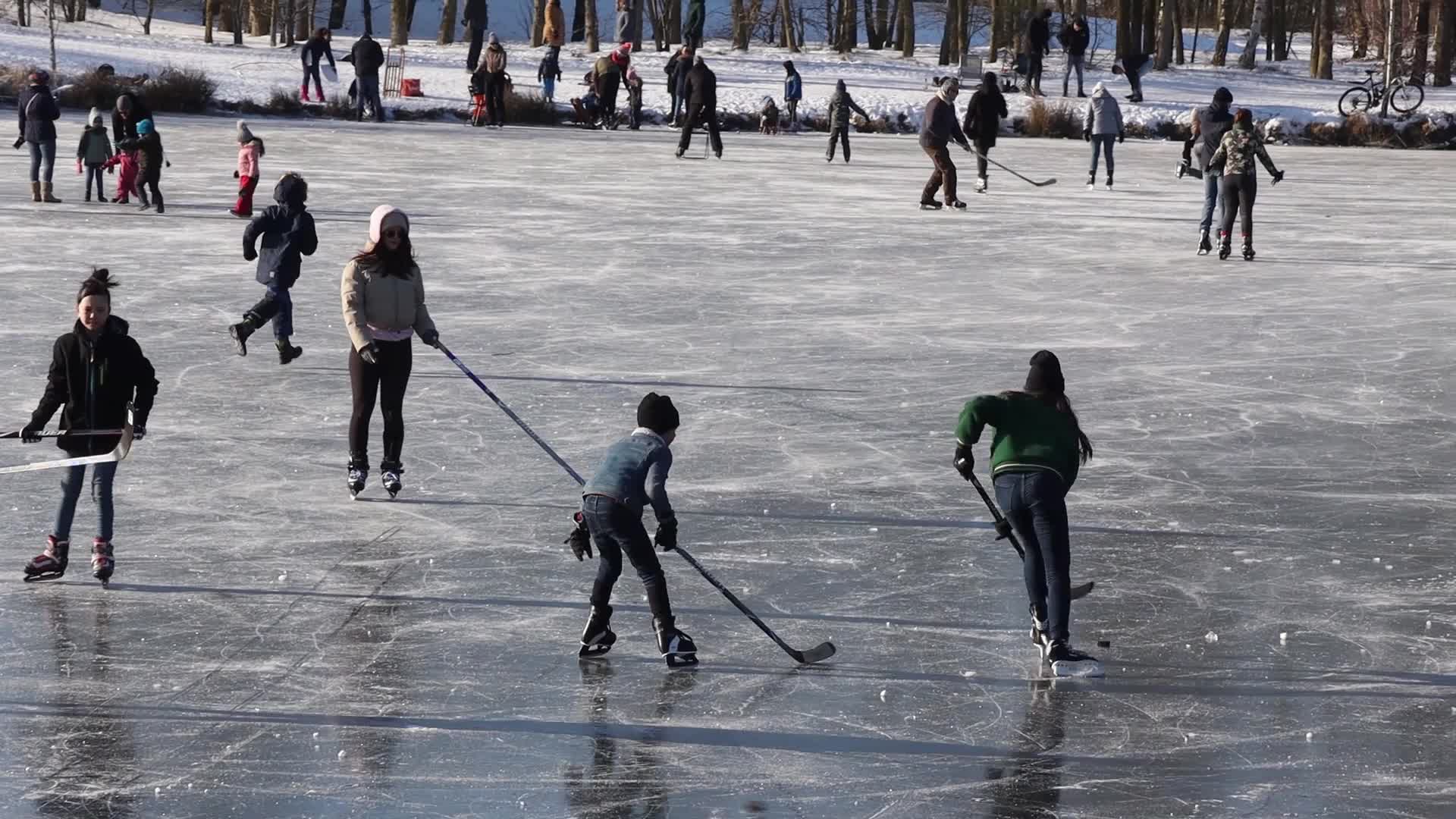 Ice skating frenzy takes over The Netherlands