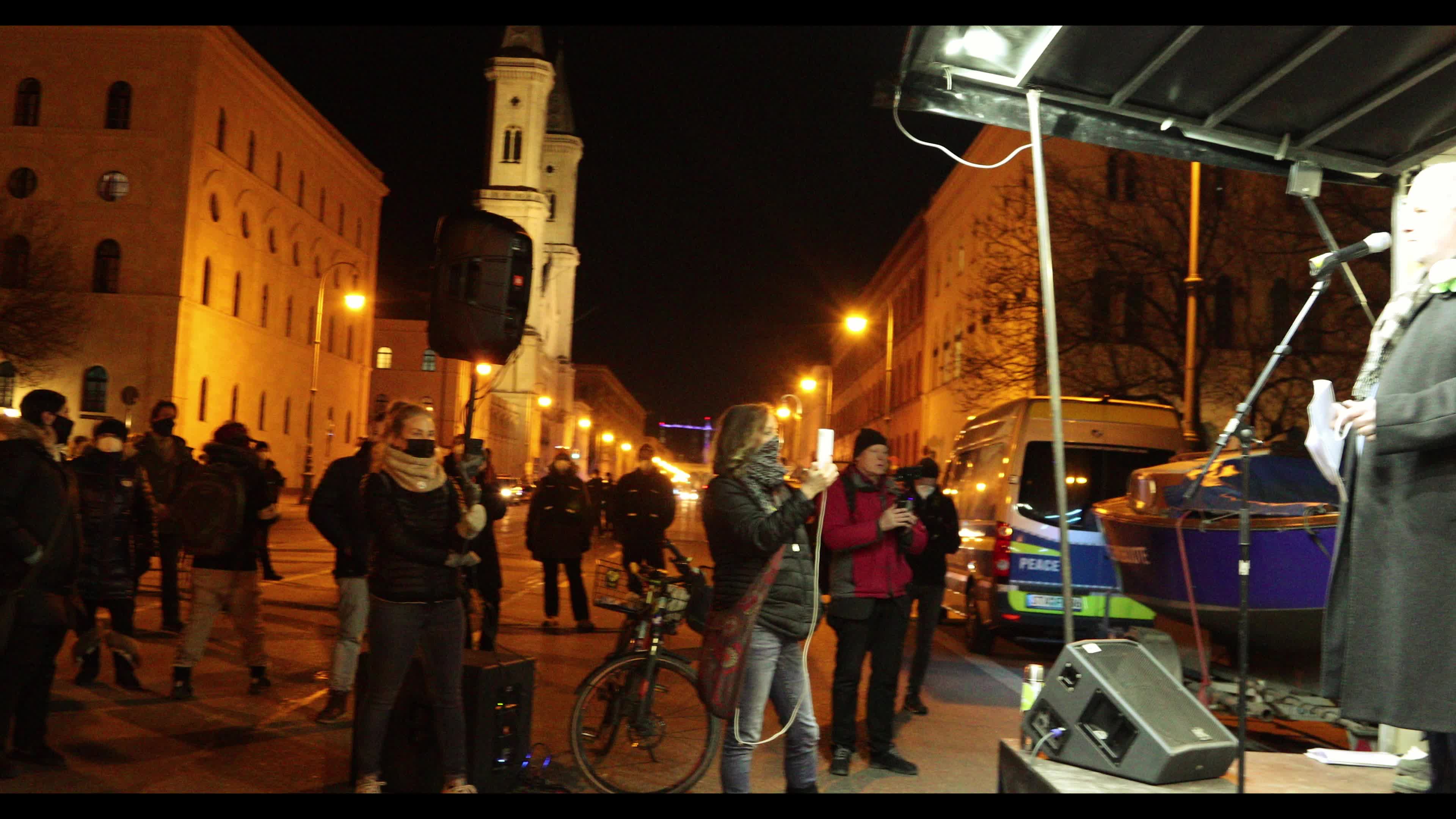 Querdenken protest: activists instrumentalize the Weisse Rose