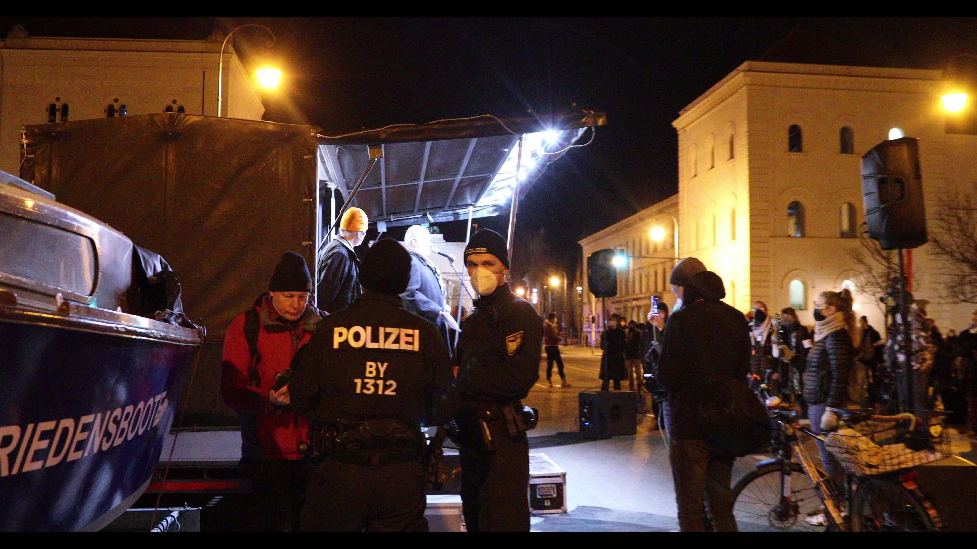 Querdenken protest: activists instrumentalize the Weisse Rose