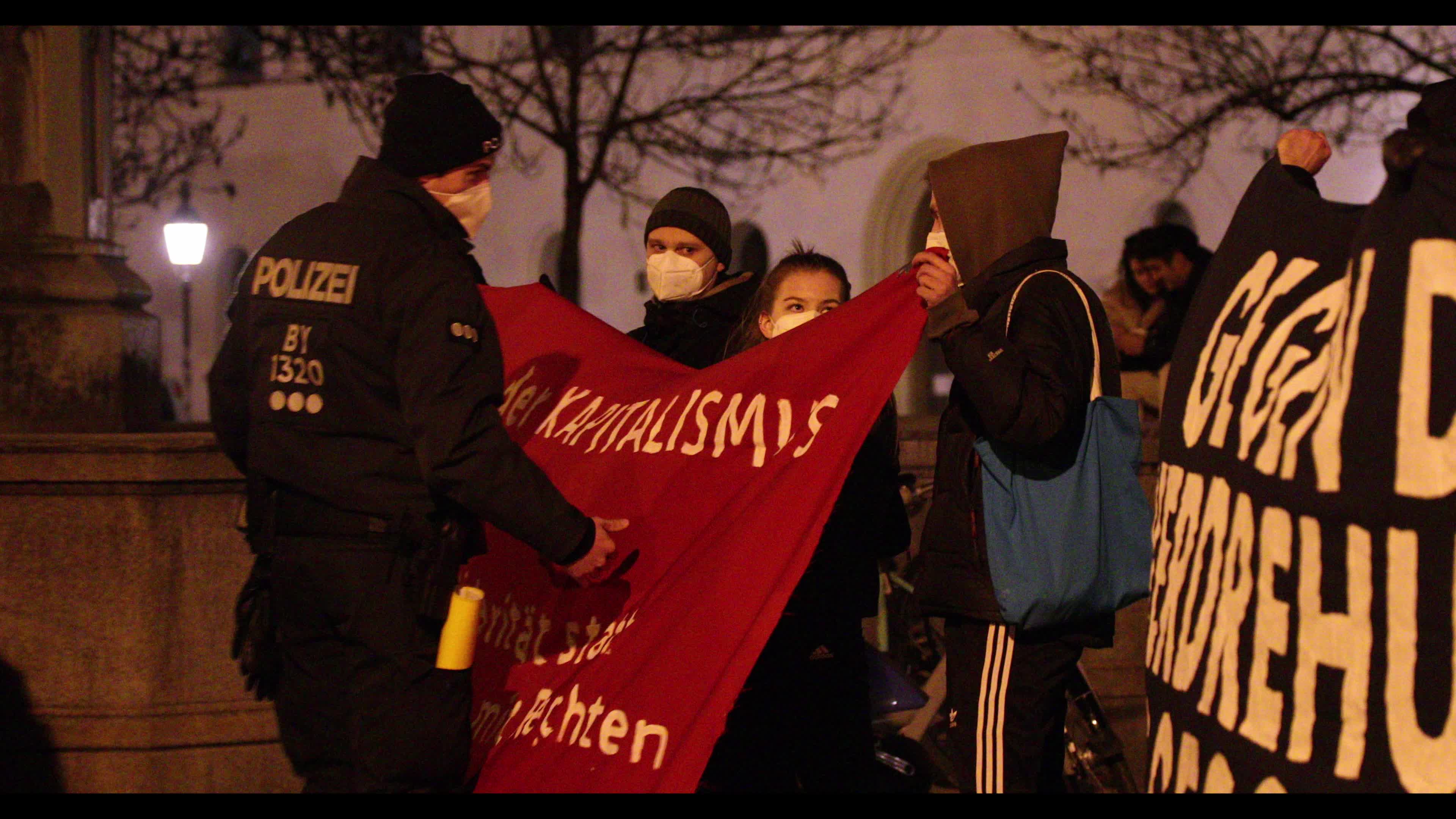 Querdenken protest: activists instrumentalize the Weisse Rose