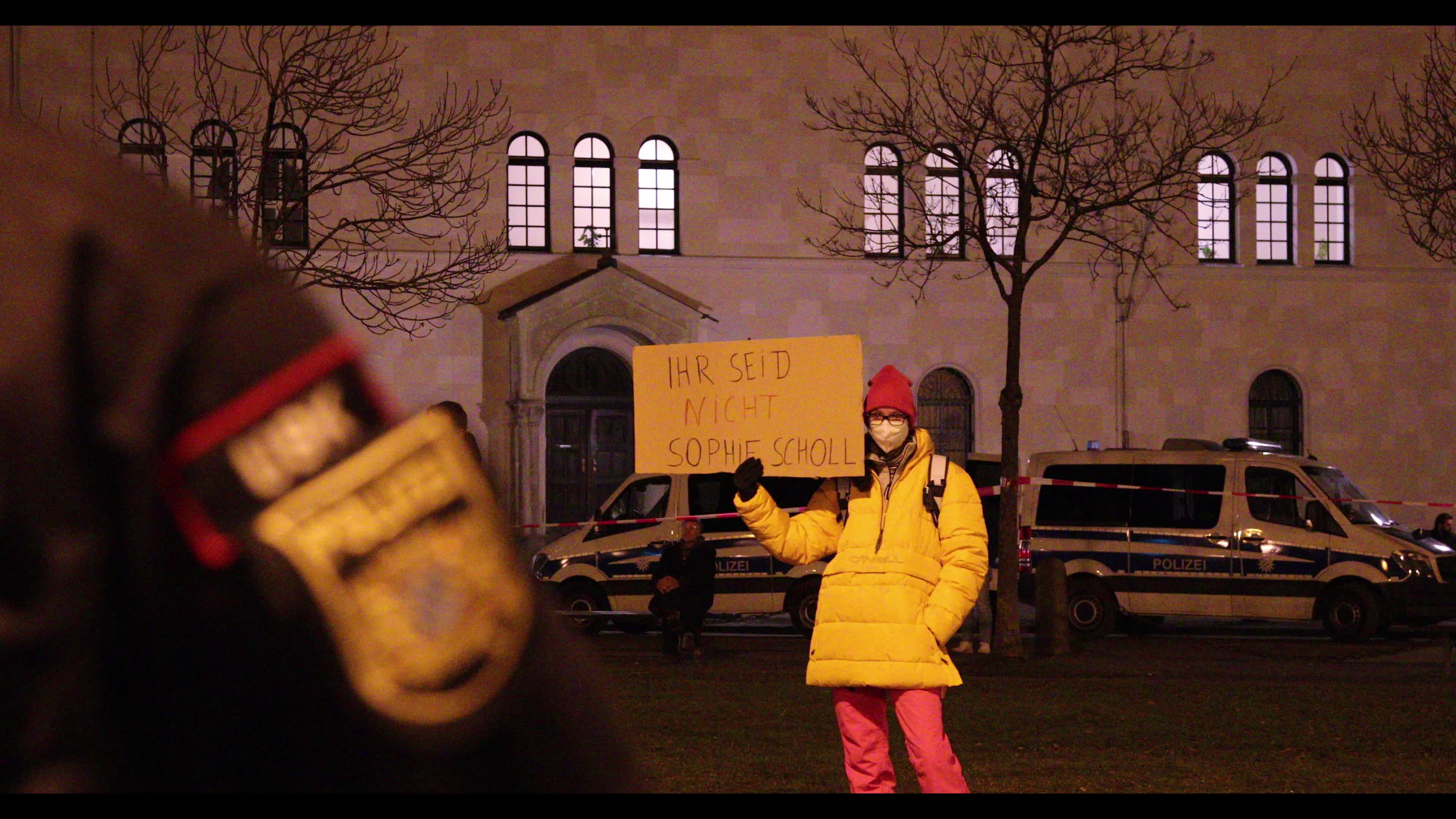 Querdenken protest: activists instrumentalize the Weisse Rose
