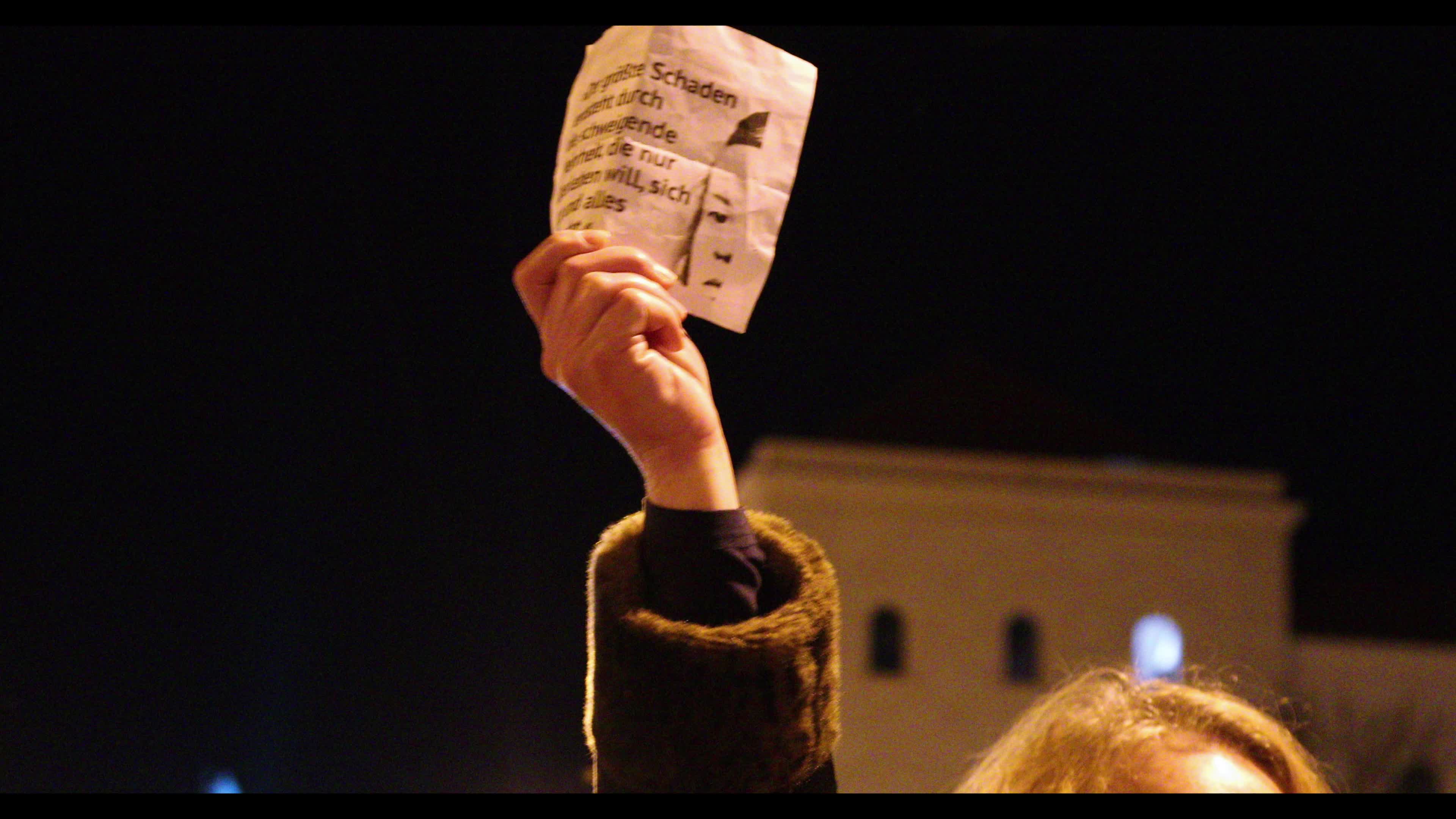 Querdenken protest: activists instrumentalize the Weisse Rose